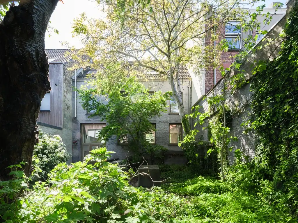 Een bijzondere woning die zich onderscheidt door haar architectuur, ruimtelijkheid en unieke tuin. foto 5