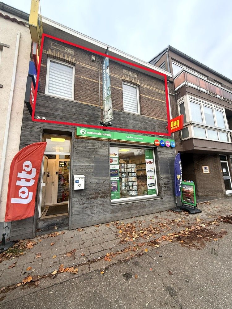 Charmante duplex met vernieuwde keuken, airco, berging en ruim dakterras in Lanaken foto {{pictureIndex}}