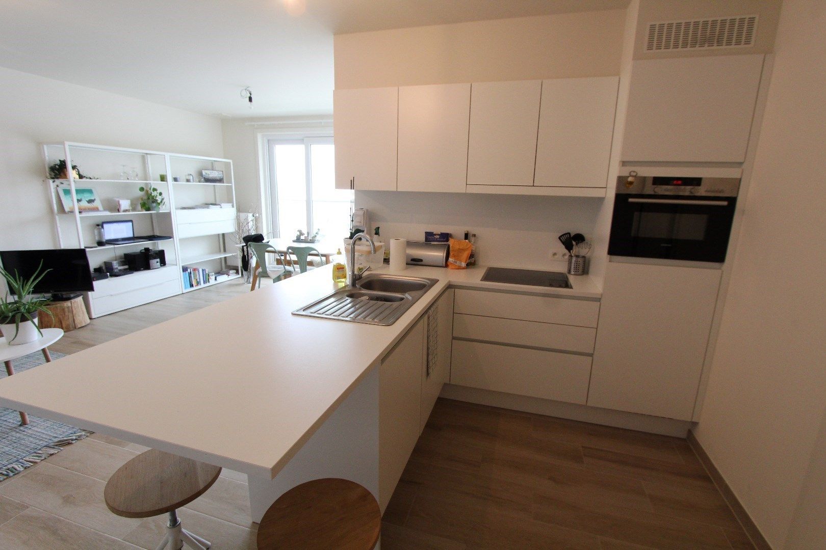 Modern 1-slaapkamer appartement met terras en ondergrondse staanplaats foto {{pictureIndex}}