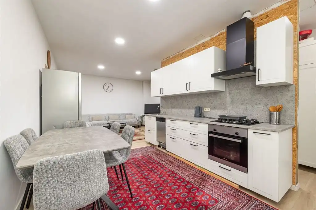 Magazijn met woning foto 12