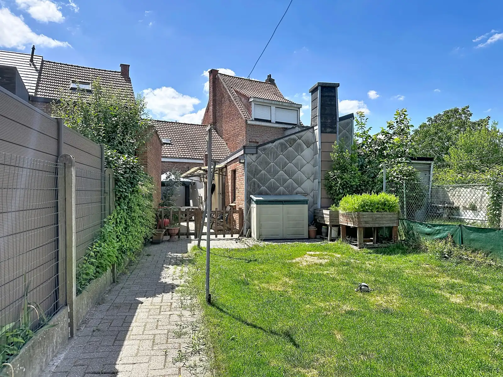 Te renoveren woning met groengebied in de achtertuin foto 9