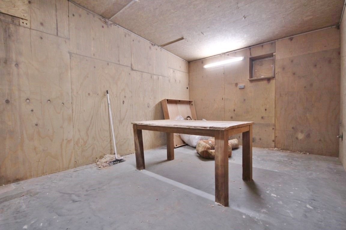 Instapklaar handelspand met magazijn op toplocatie in Sint-Truiden foto 24