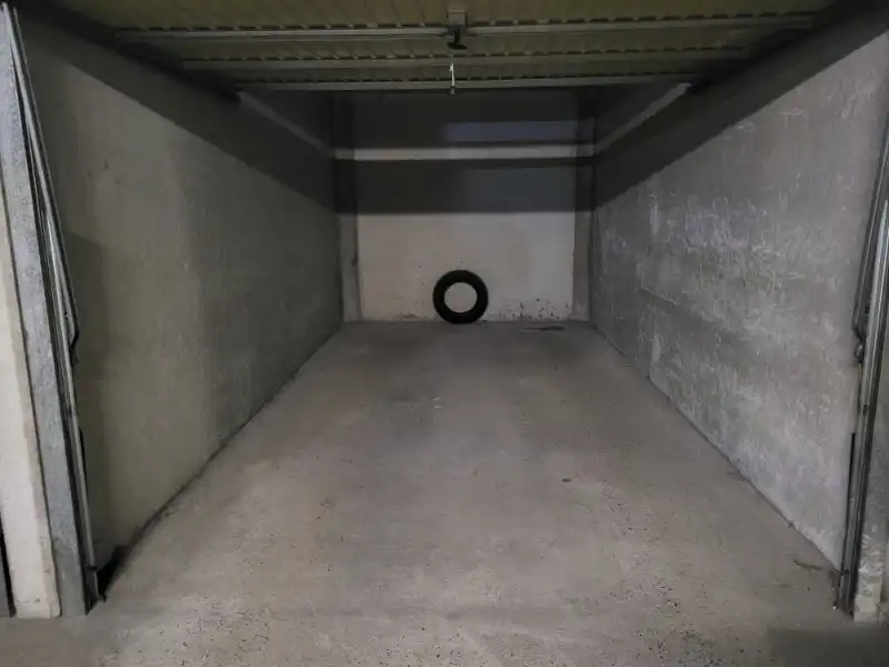 Ruime afgesloten garagebox onder de Zeedijk van Oostduinkerke te koop foto 2