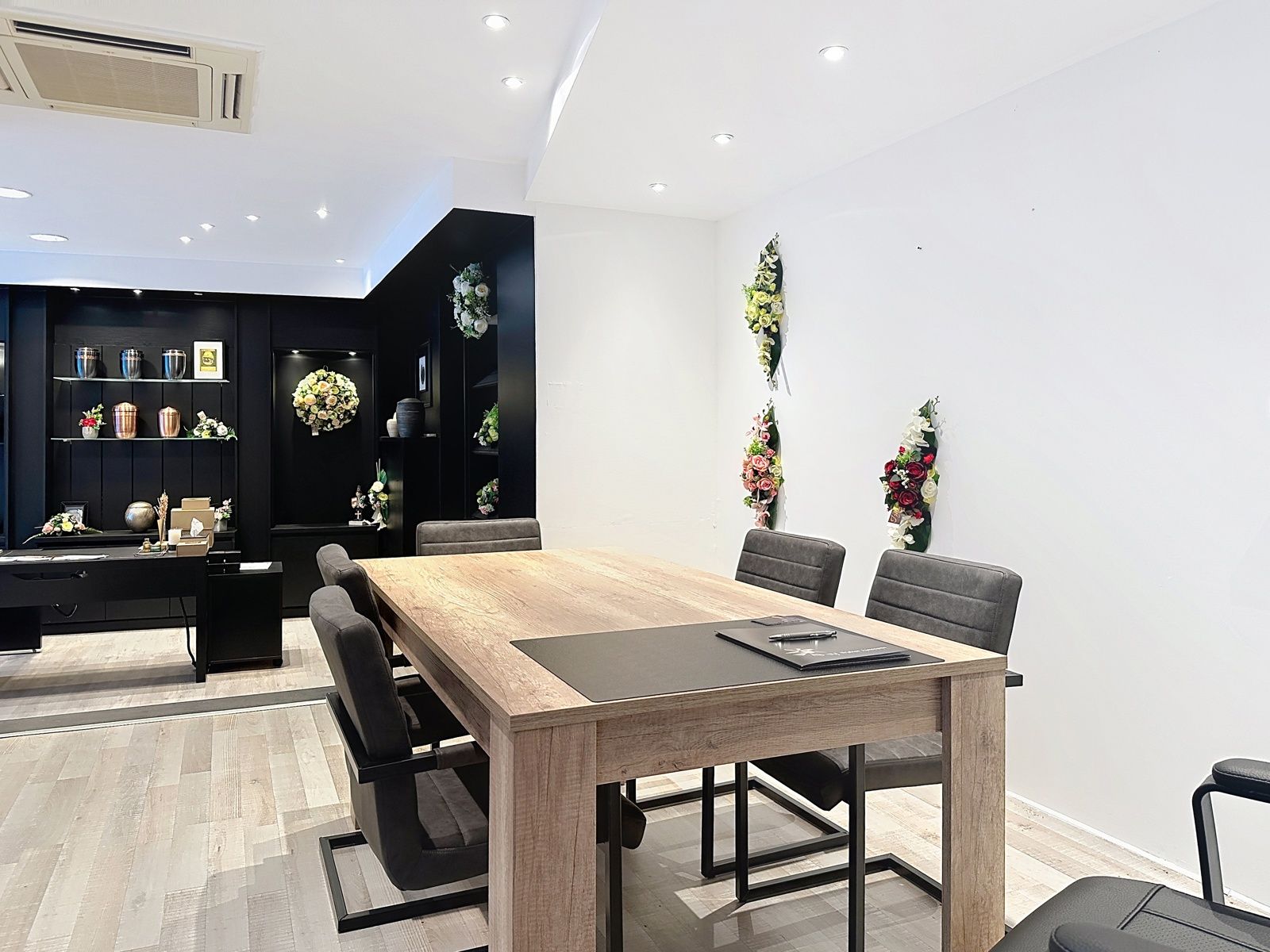 Commercieel pand met uitstekende visibiliteit in centrum Aartselaar foto 8