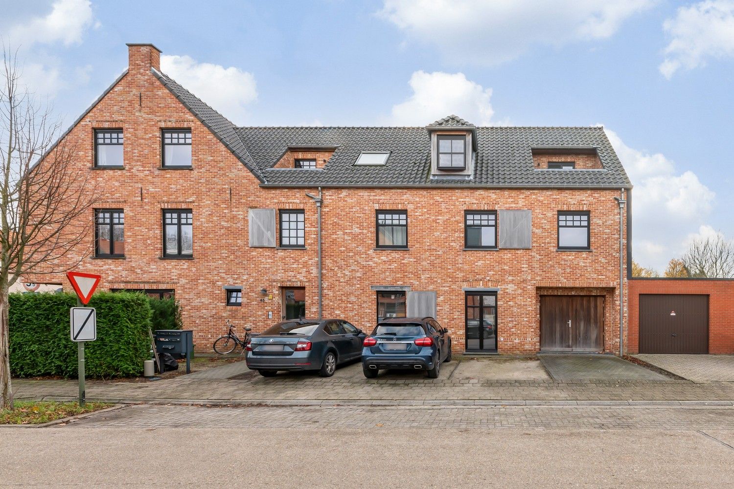 Gelijkvloersappartement (duplex) met 2 slaapkamers en parkeerplaats. foto 2