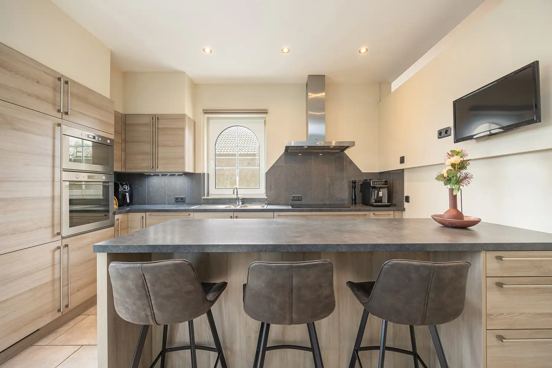 INSTAPKLARE, RIANTE GEZINSWONING MET 5 SLAAPKAMERS,  RUIMTE VOOR VRIJ BEROEP, INPANDIGE GARAGE IN KELDER EN GUNSTIG EPC OP PERCEEL VAN 11A30CA TE OUDSBERGEN foto 5