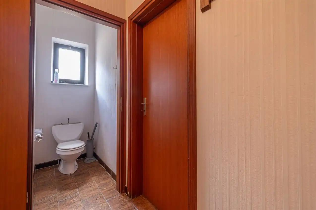 Handspand met ruime woonst en magazijn foto 35