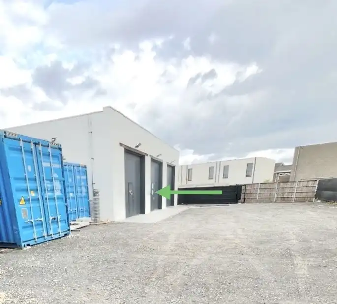 TE HUUR : MAGAZIJN OP 105 M² foto 2