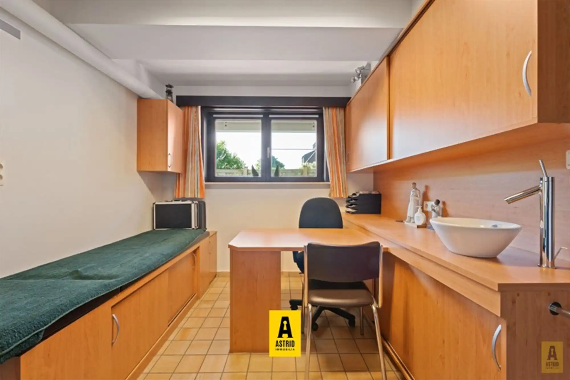 Karaktervolle voormalige dokterswoning met zee aan ruimte en mogelijkheden! foto 23