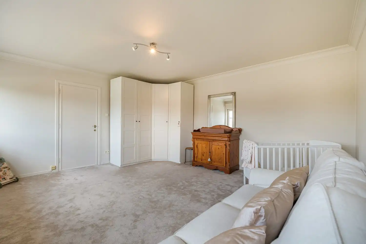Verrassend ruime villa met 5 slaapkamers, praktijkruimte, zwembad en eindeloze mogelijkheden foto 17