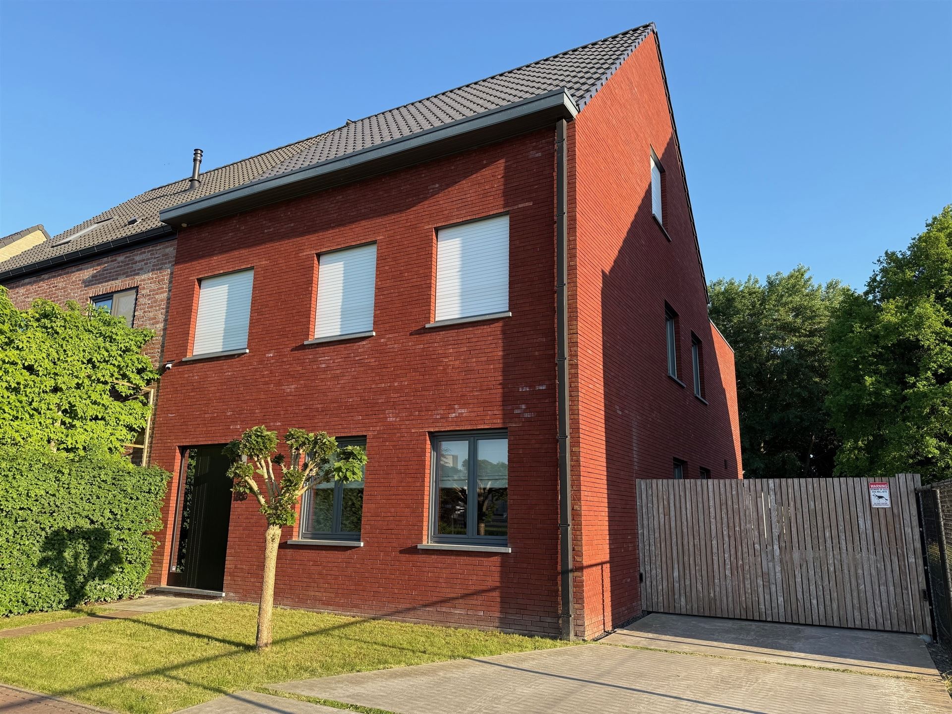 Ruime halfopen bebouwing met EPC A label ! foto {{pictureIndex}}