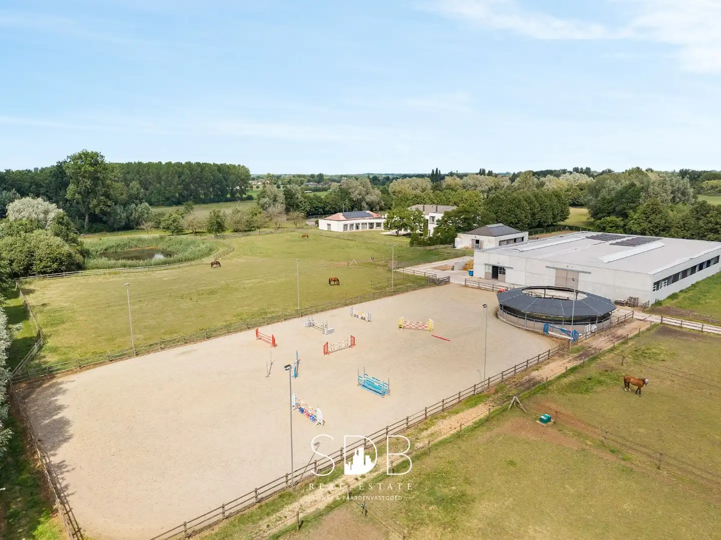 Prachtige villa met hippische accommodatie en graslanden op +/- 9 ha foto {{pictureIndex}}