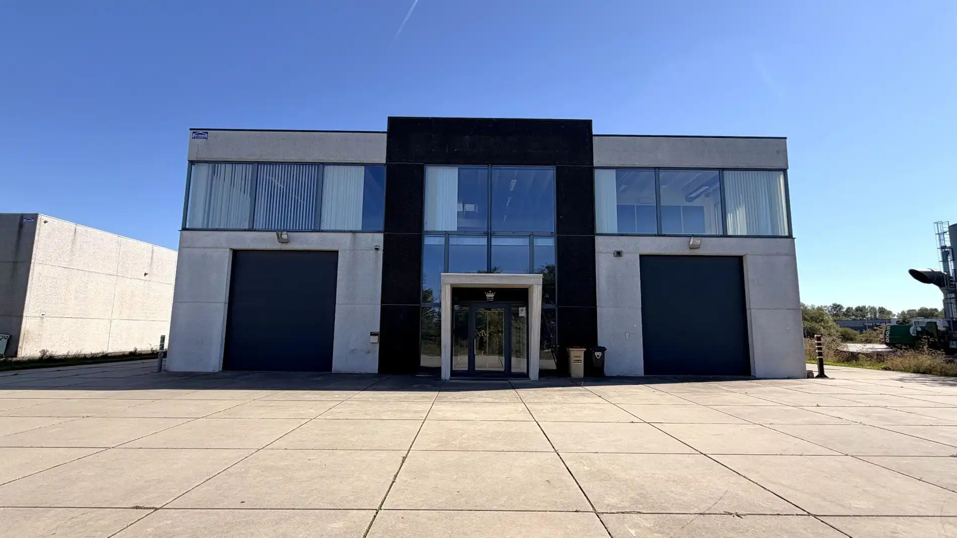 Magazijn met laadkade en kantoren te huur aan E17 in Kruibeke foto 21