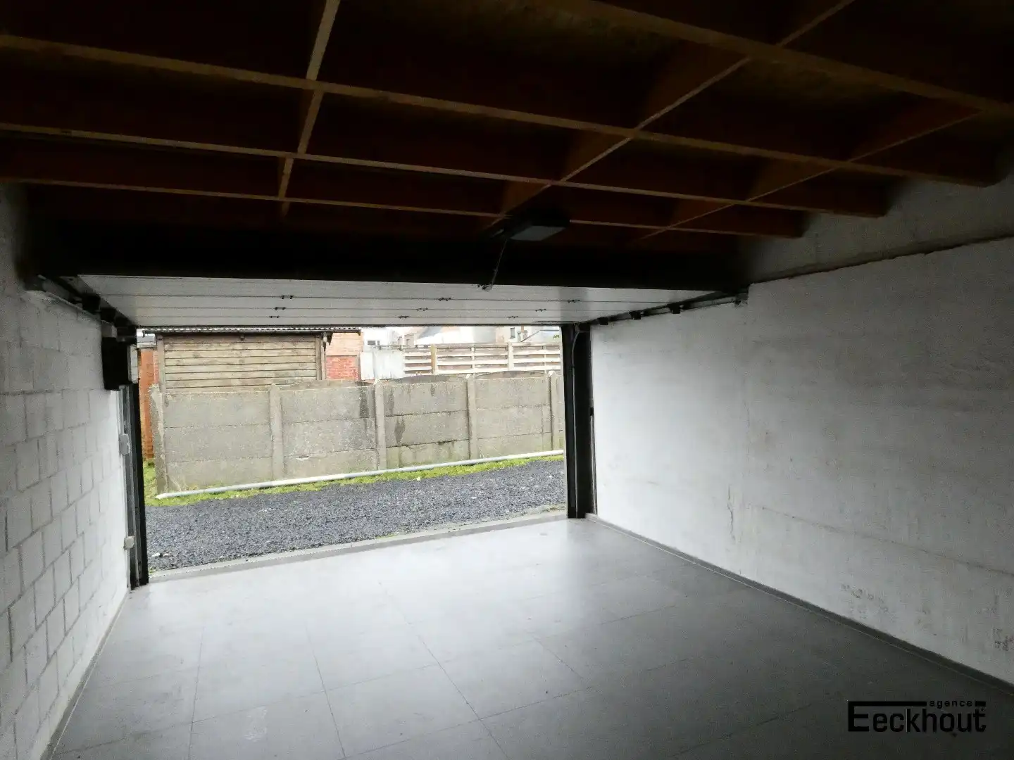Ruime garagebox met sectionale poort foto 3