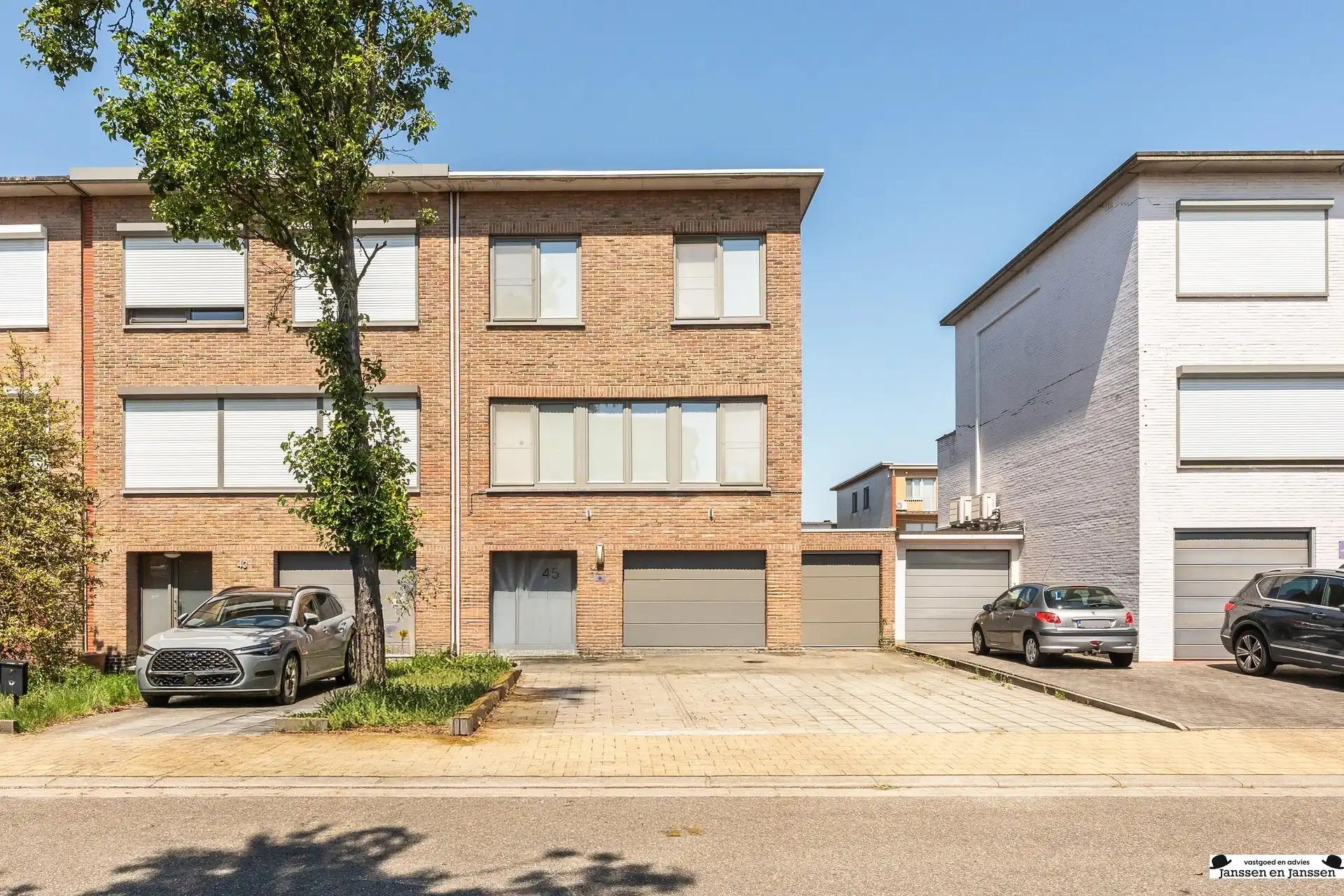 Prachtige bel-etage in een rustige buurt te Hoevenen foto {{pictureIndex}}