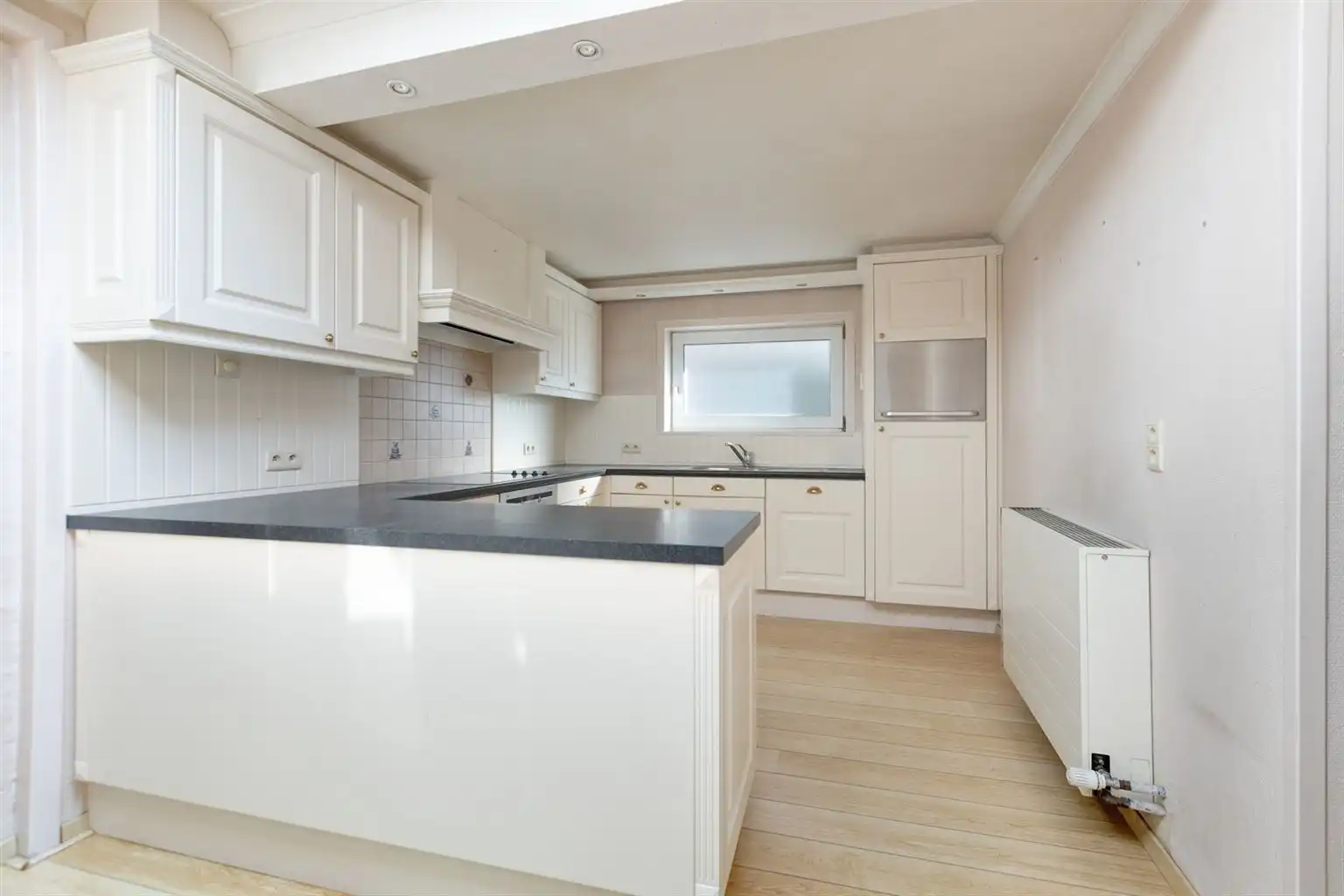 Charmante halfopen bebouwing met 3 slaapkamers, omheinde tuin en zonnepanelen, gunstig gelegen nabij het centrum van Maaseik. foto 6