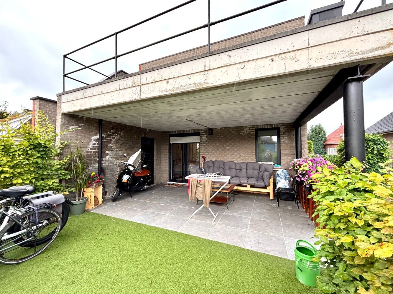 Instapklaar gelijkvloers appartement met aparte ingang, tuin en 2 staanplaatsen te Emblem! foto 10