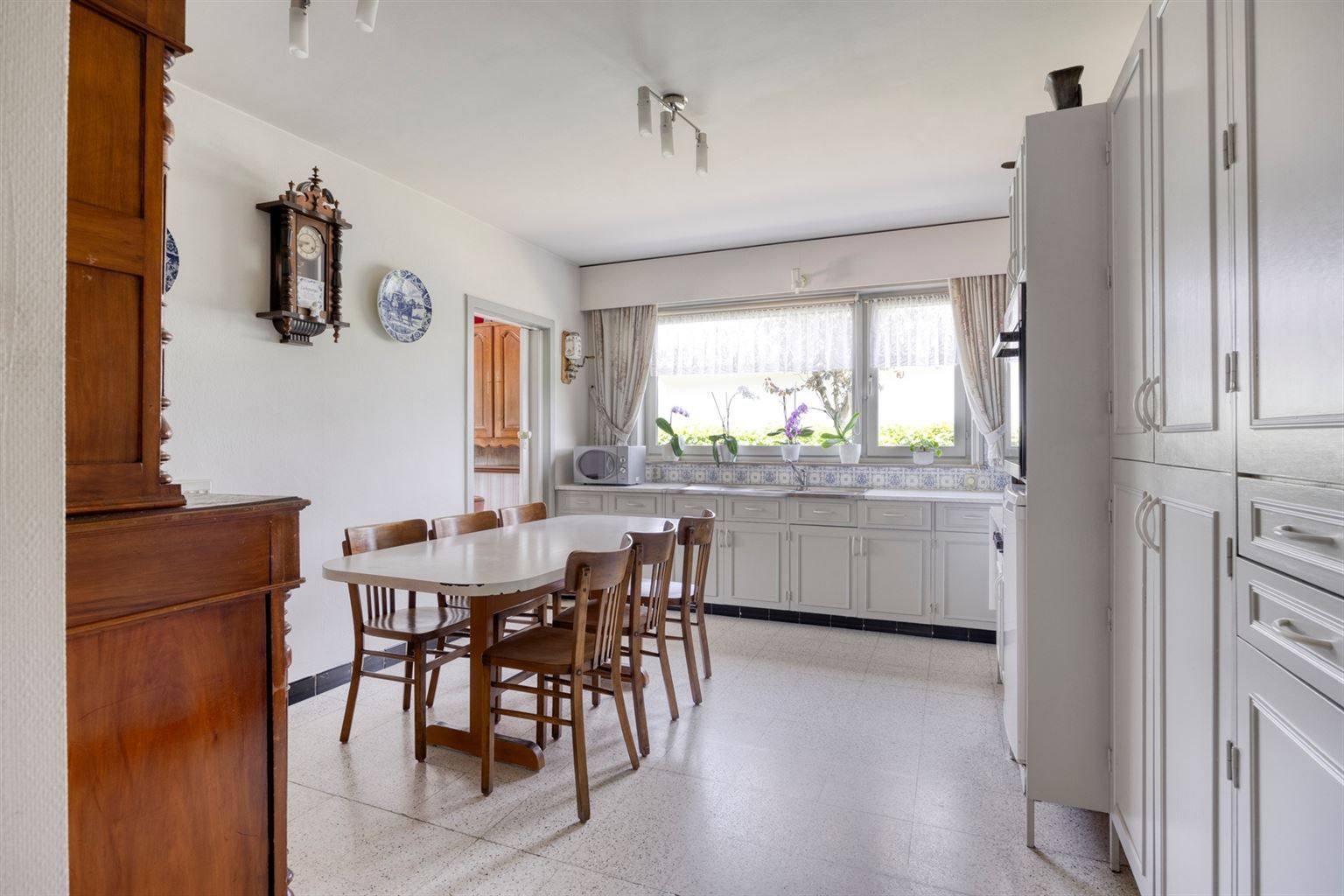 Vrijstaande woning met 4 slaapkamers, ruime tuin en garage op een riant perceel van 9a99ca, rustig gelegen nabij het centrum van Maaseik.  foto 8
