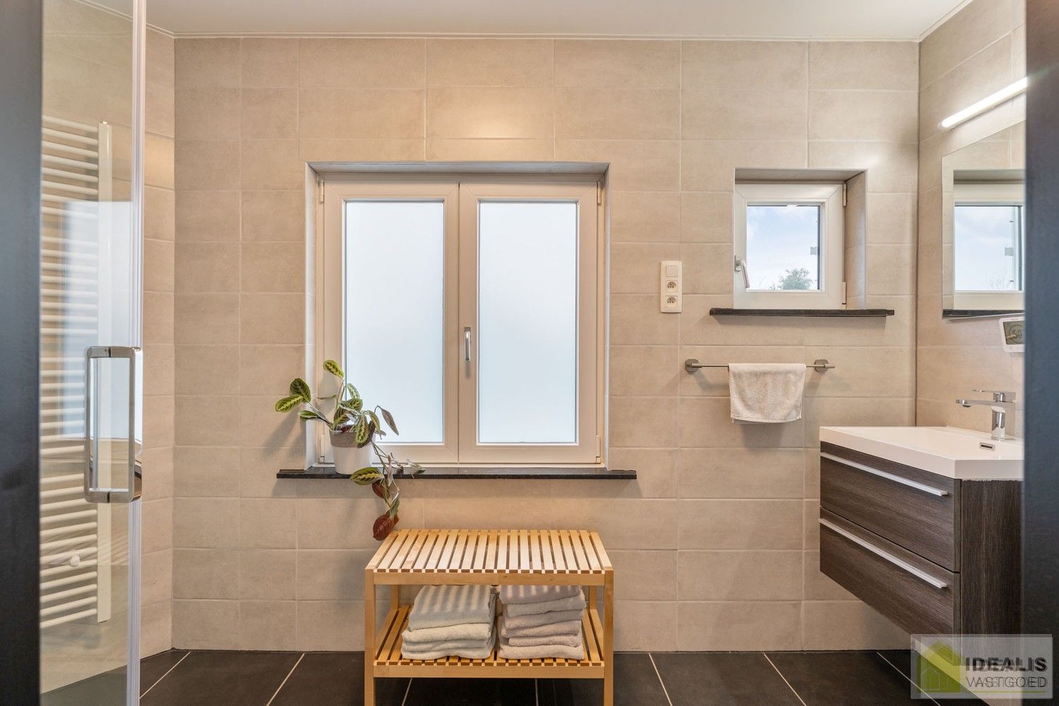 IDEALIS VASTGOED – Instapklare eengezinswoning met een lichtrijke leefruimte, 3 ruime slaapkamers (mogelijks 4), 2 badkamers op een fijn zuid-oost georiënteerd perceel! Deze woning bevindt zich op een perceel van 5a 19ca in een rustige en gezinsvriendelijke woonstraat! foto 27