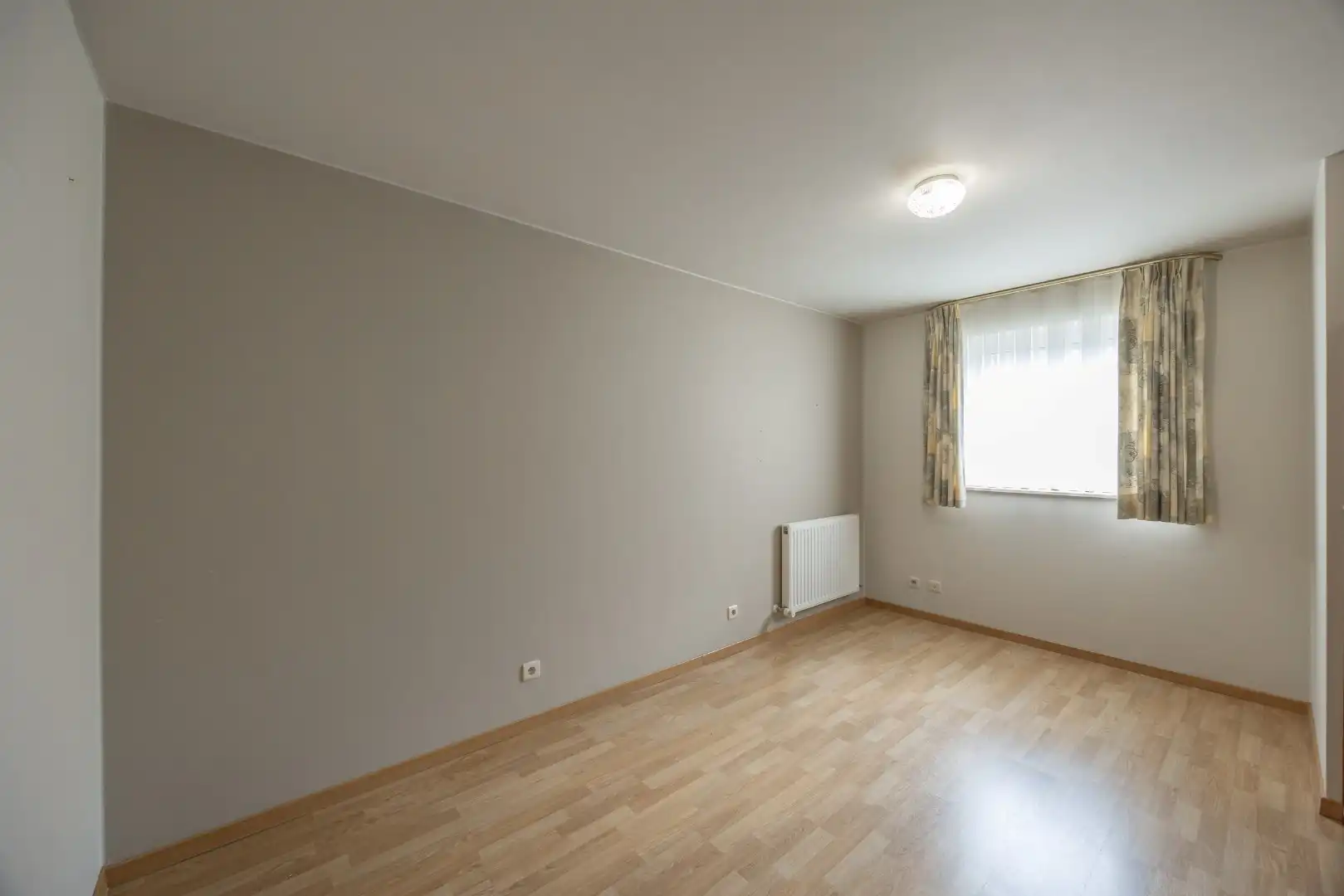 Ruim gelijkvloers appartement met terras en 2 slaapkamers te Overpelt centrum. foto 18