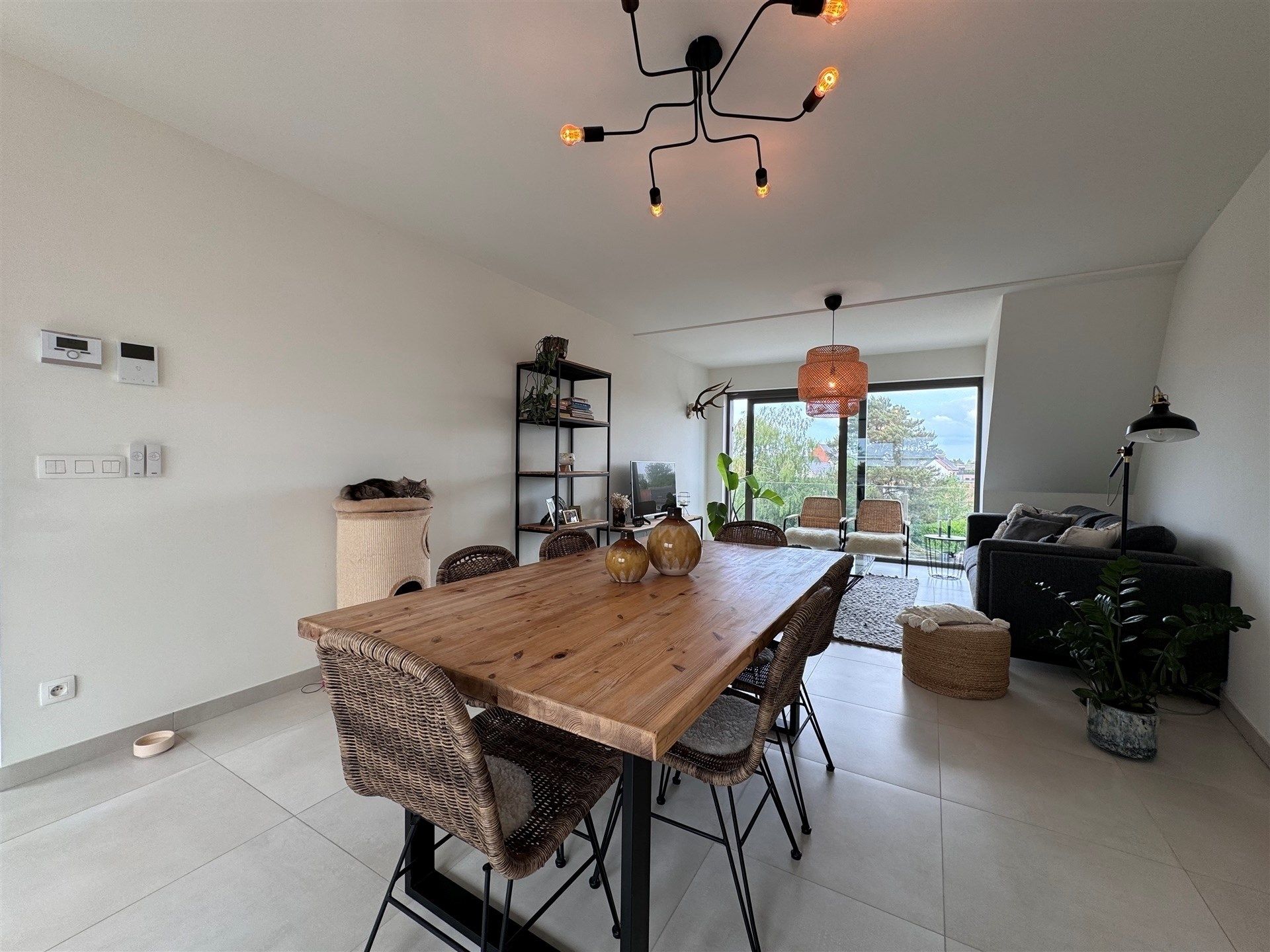 Schitterend 2 slaapkamer appartement met staanplaats en carport. foto 7