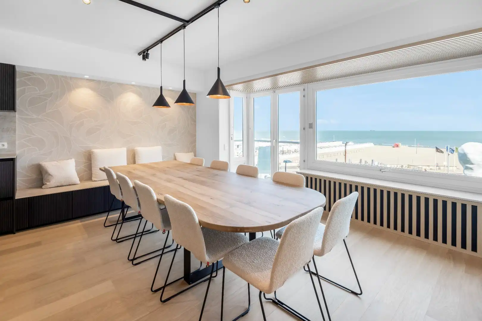 Ruim plateau-appartement met frontaal zeezicht (10 meter gevelbreedte) gelegen aan het Rubensplein. Inpandige parking. foto 3