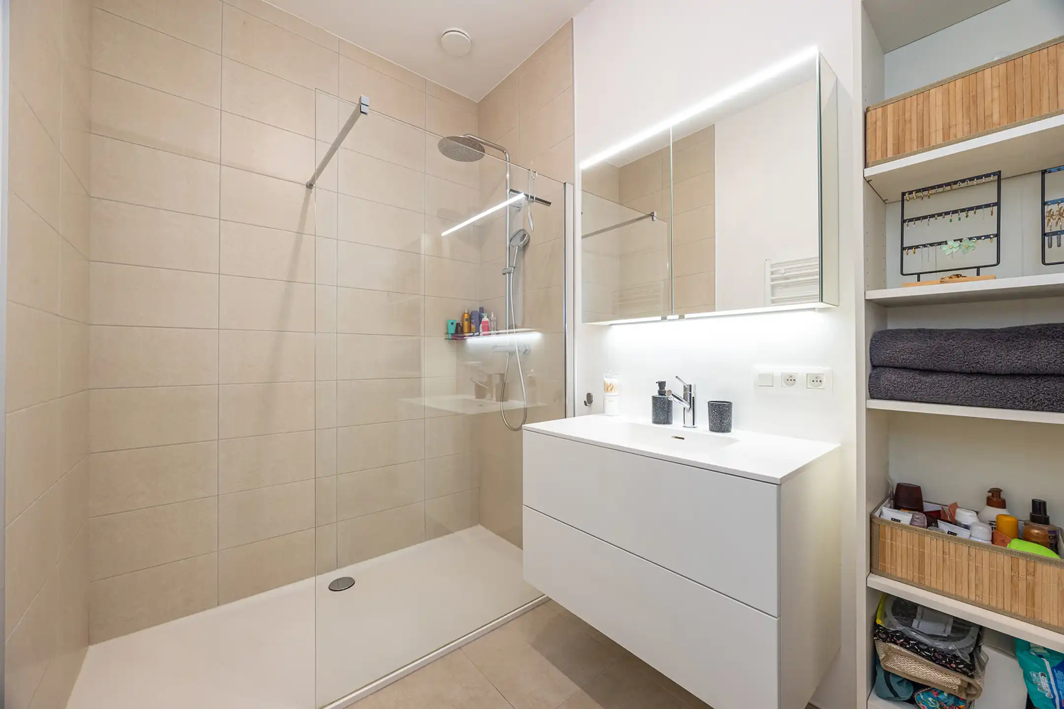 Recent 2-slaapkamerappartement met terras en autostaanplaats foto 11