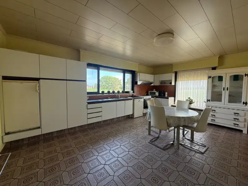 Ruime bungalow met grote tuin en loods te huur foto 12