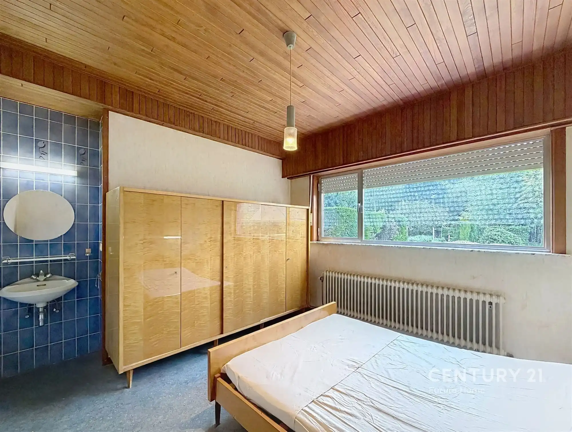 Karaktervolle architecturale woning met veel potentieel foto 13