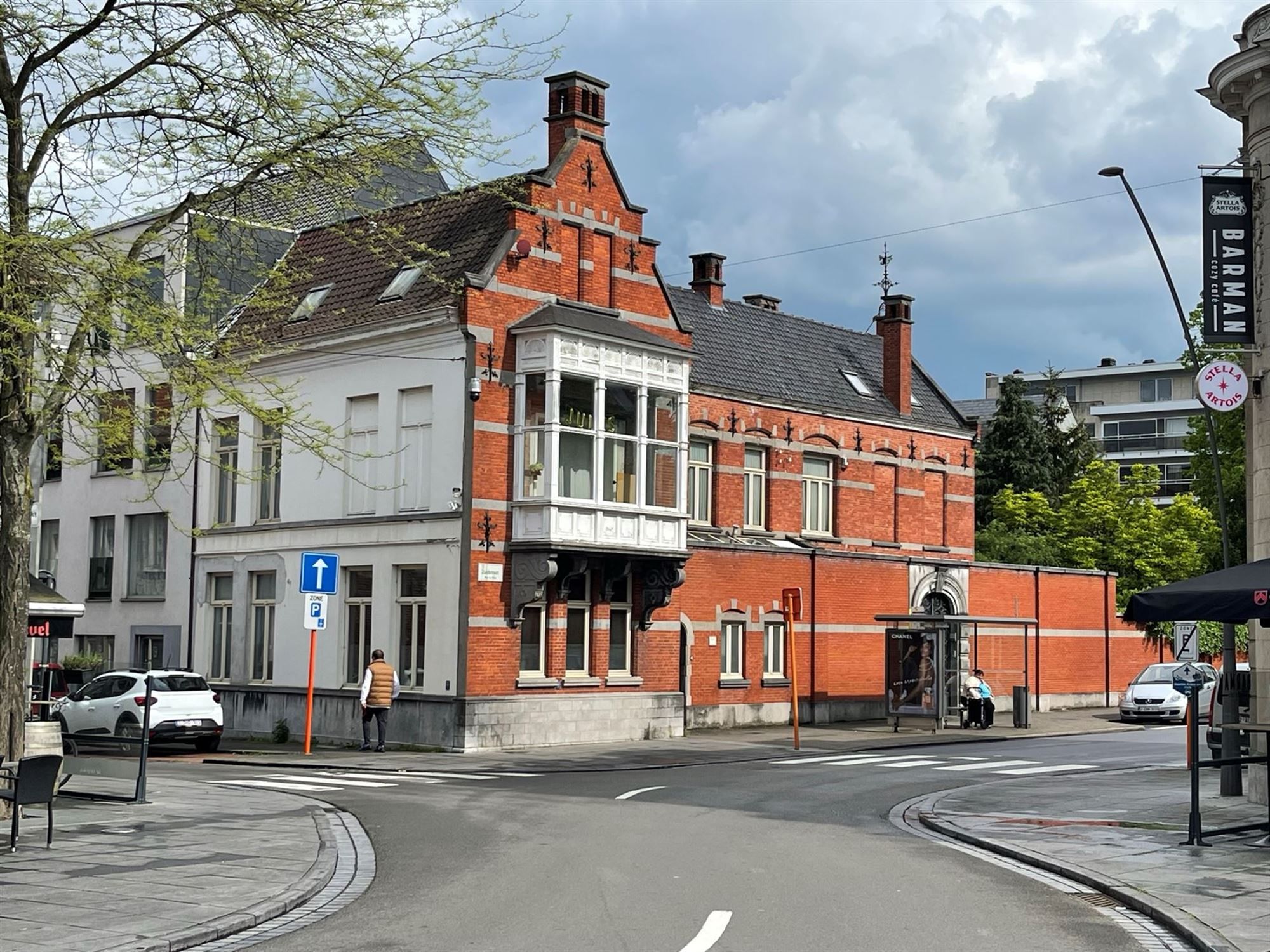 Herenhuis met bijgebouwen, terras, zwembad, garage en tuin foto 19