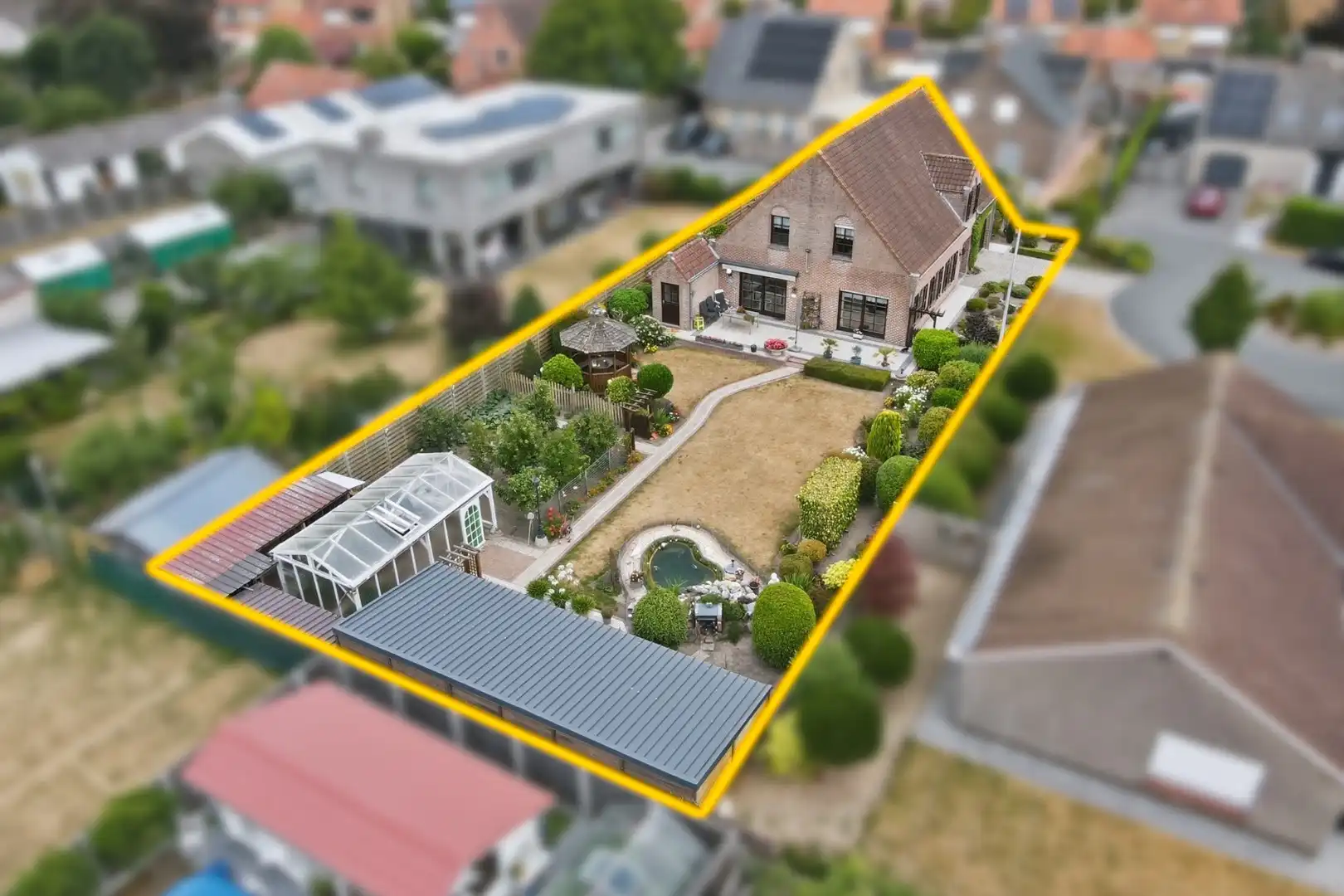 Alleenstaande villa op ruim perceel van 854 m2 in rustige woonwijk te Gistel foto 3