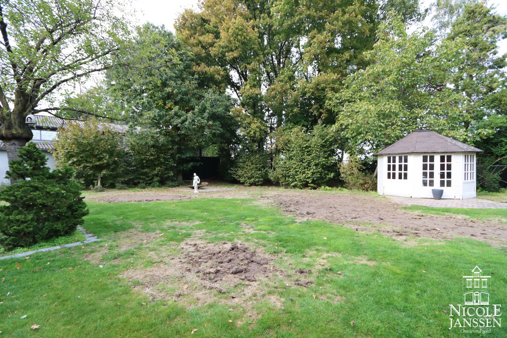 Zeer ruime gezinswoning met vier slaapkamers, inpandige garage en mooie tuin foto 34