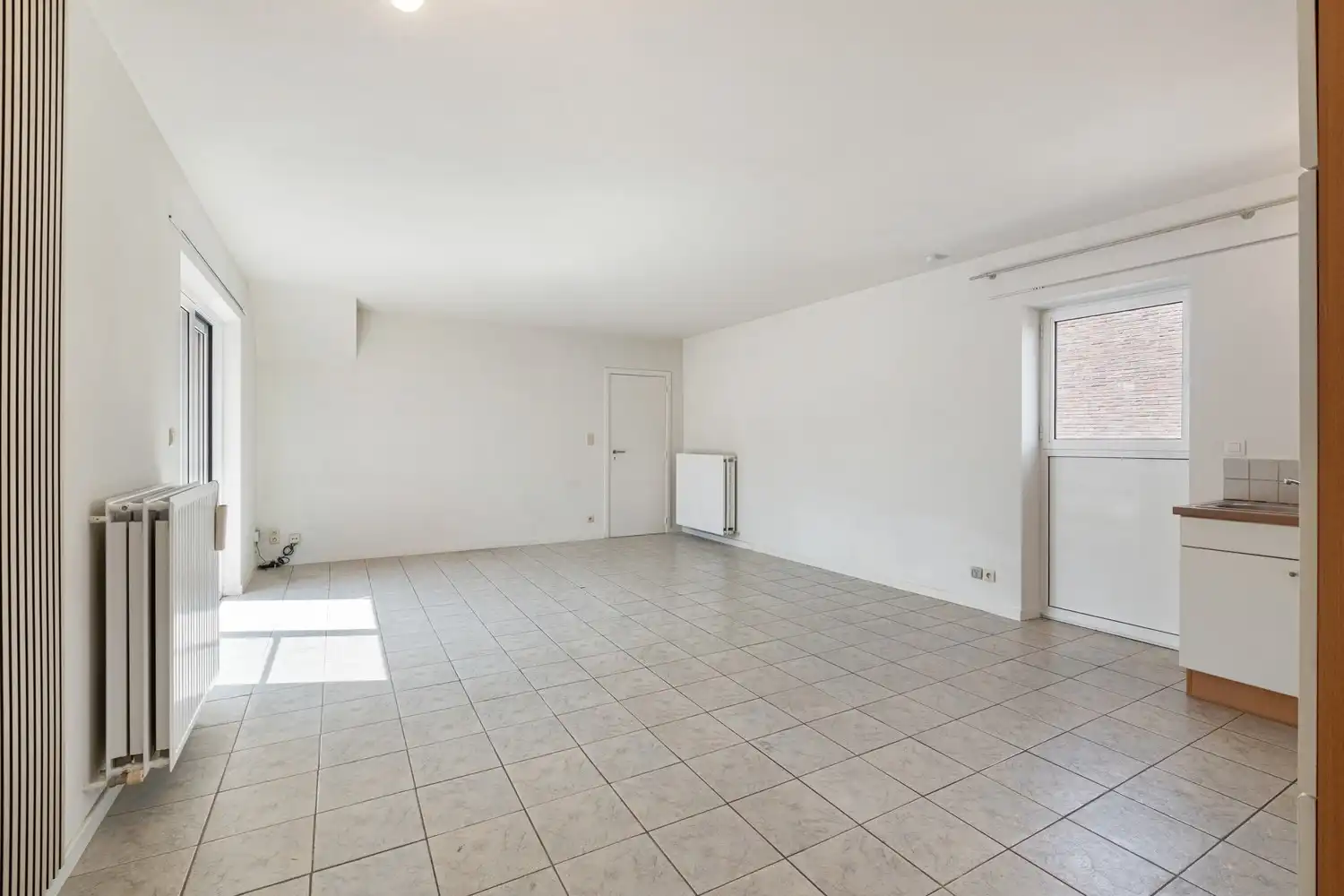 Instapklaar appartement met groot terras op gunstige locatie! foto 4
