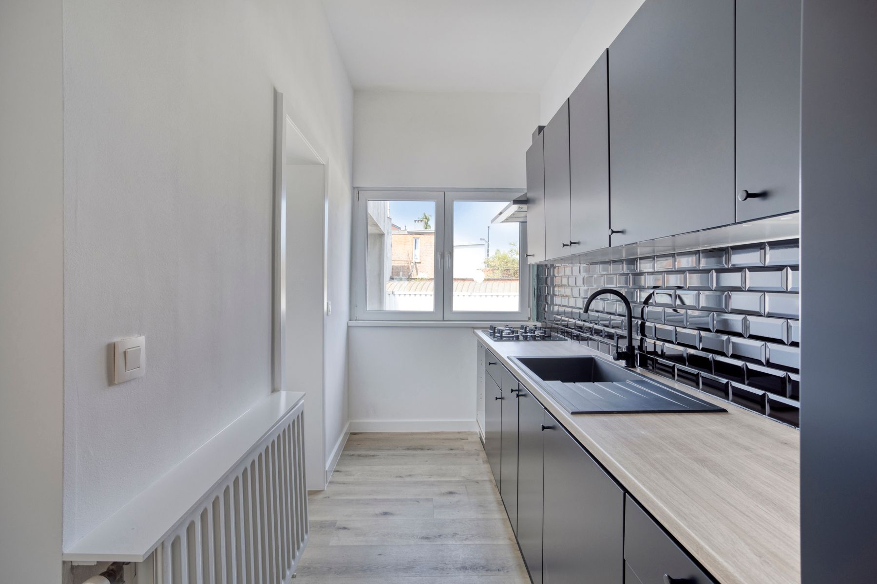 Totaal gerenoveerd, instapklaar appartement foto 8