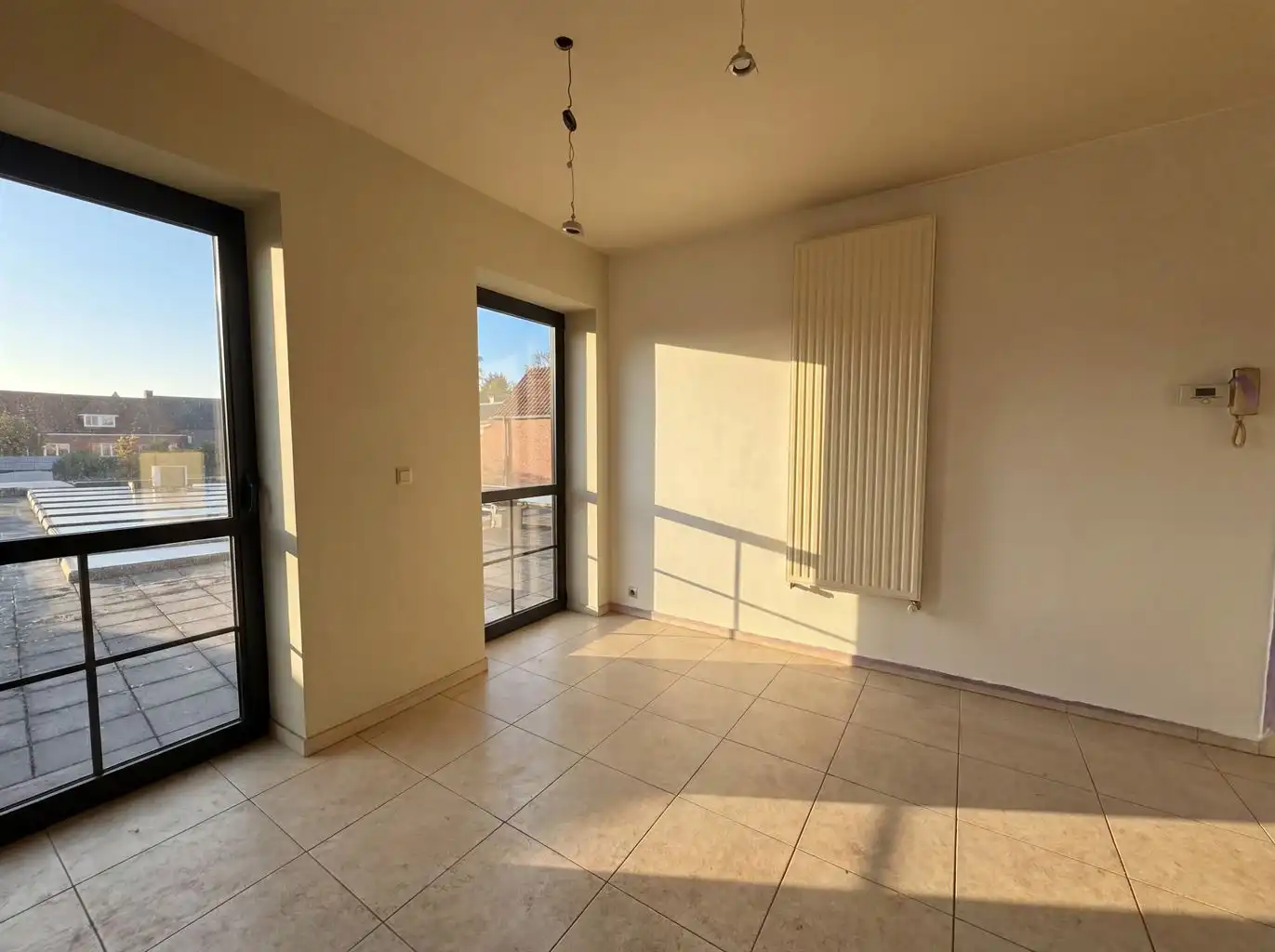 Zeer ruim 2-slaapkamer appartement met groot terras in het centrum van Bree.  foto 3