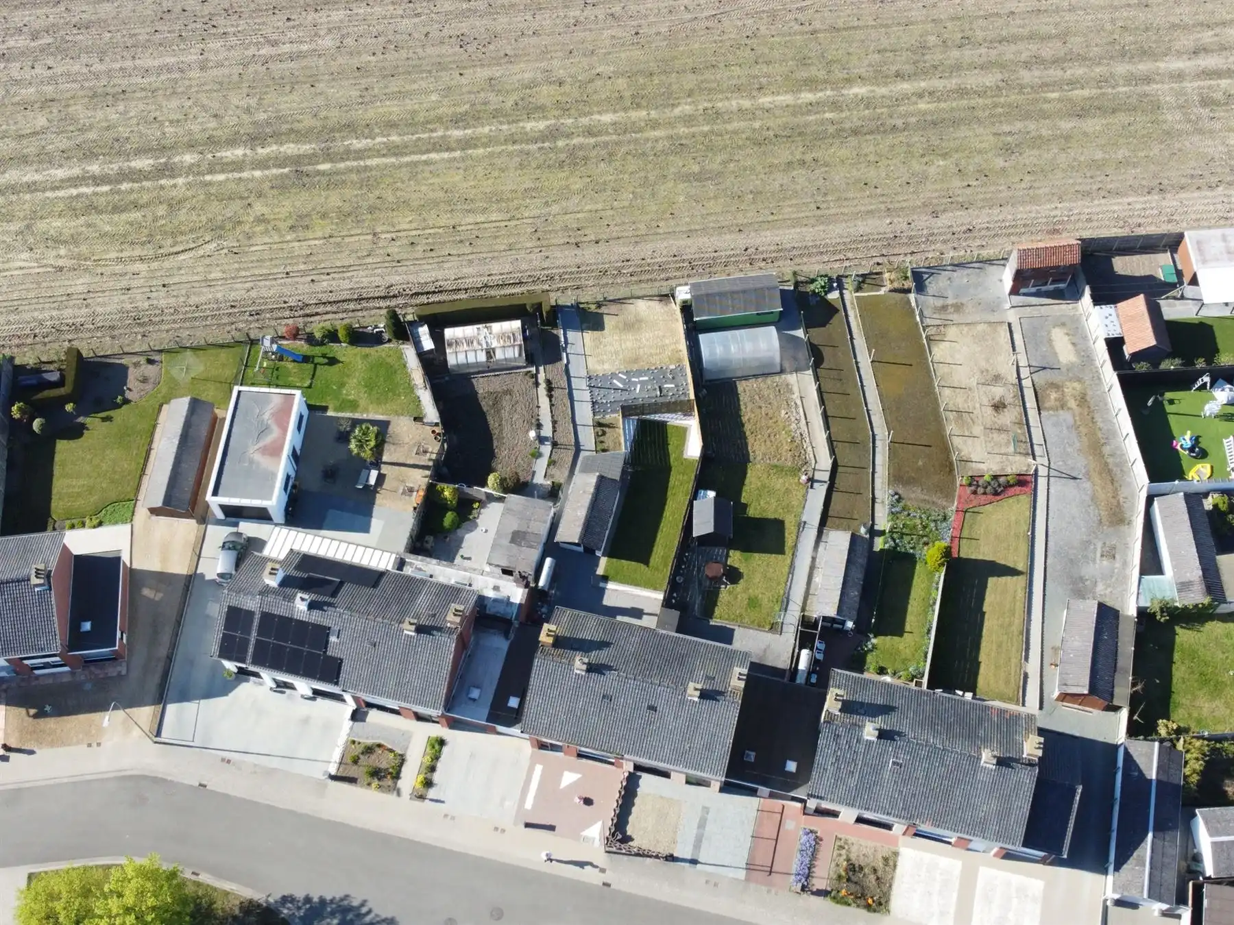 Rustig wonen in een doodlopende straat, met open zicht en een ruime tuin foto 3