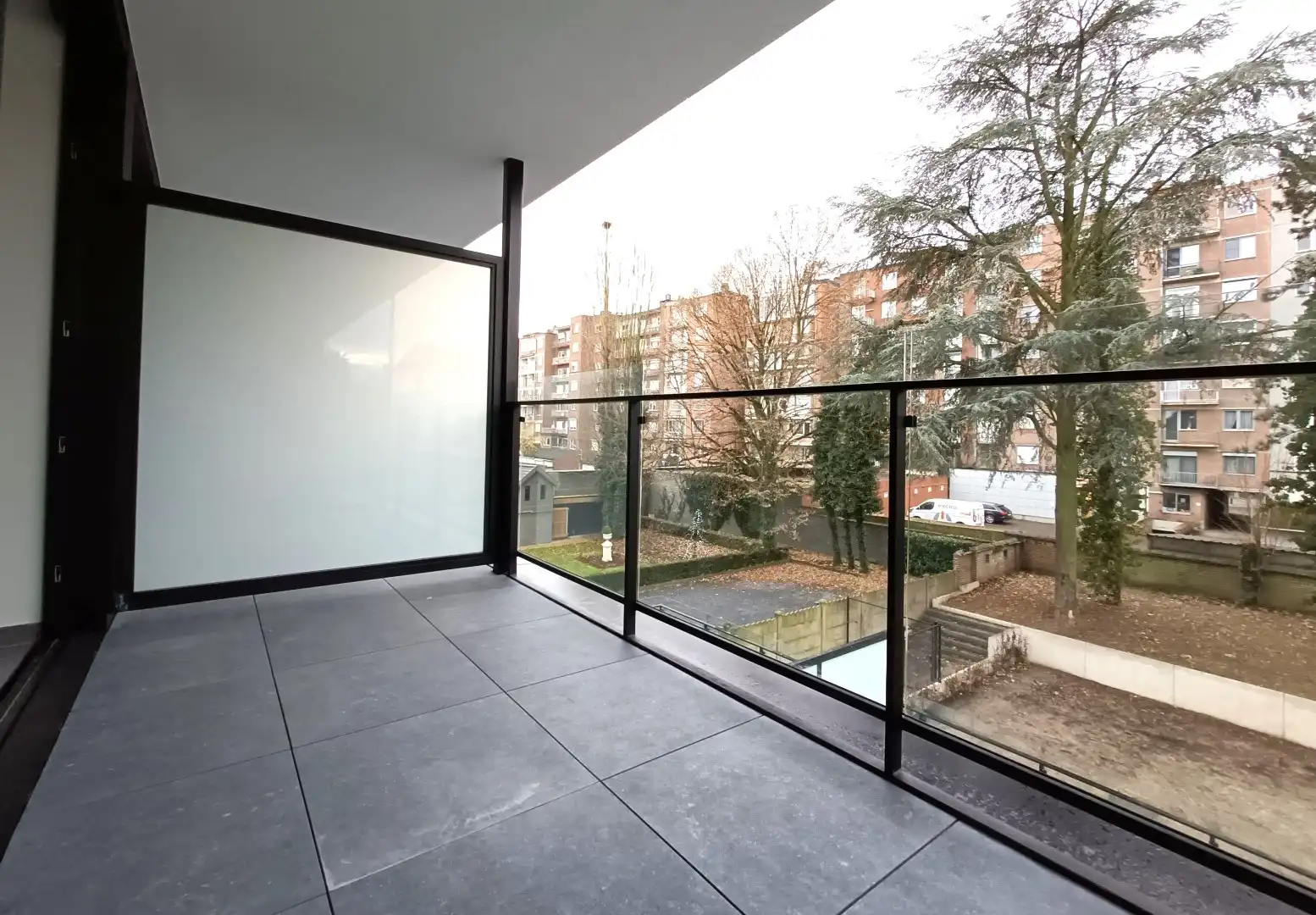 MODERN APPARTEMENT MET RUIM TERRAS EN AUTOSTAANPLAATS foto 4