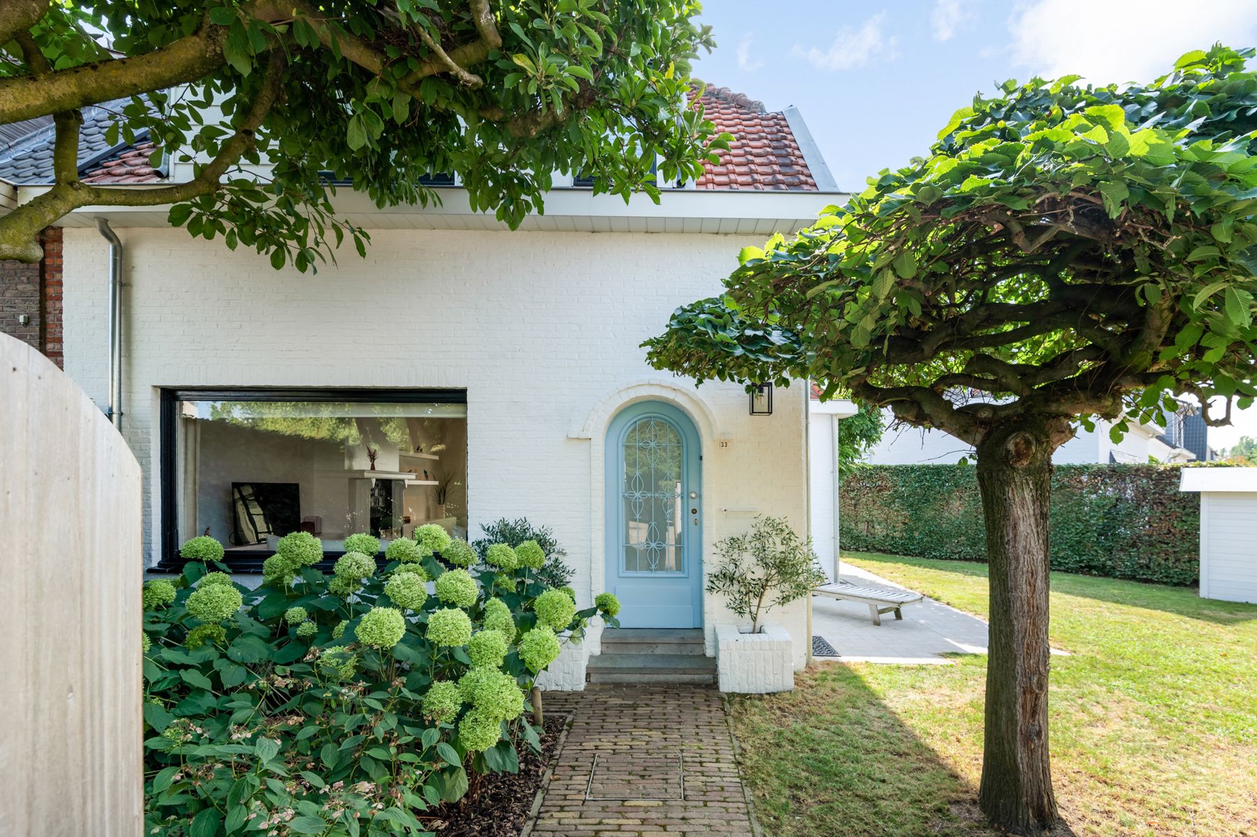 Hoofdfoto van de publicatie: Hedendaags gerenoveerde woning vlakbij het centrum.