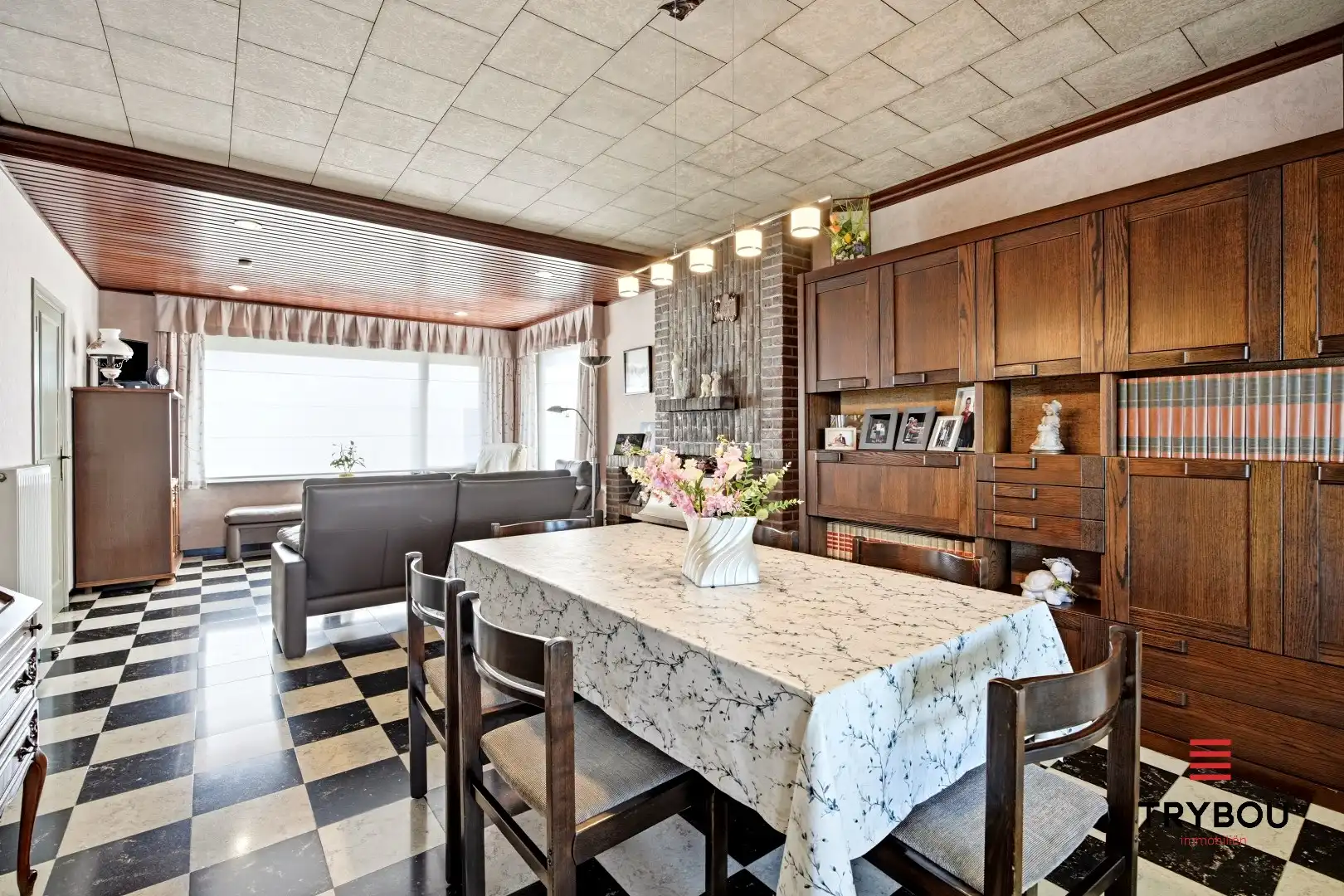 Alleenstaande woning op een ruim perceel met 3 slaapkamers en 2 garages!  foto 9