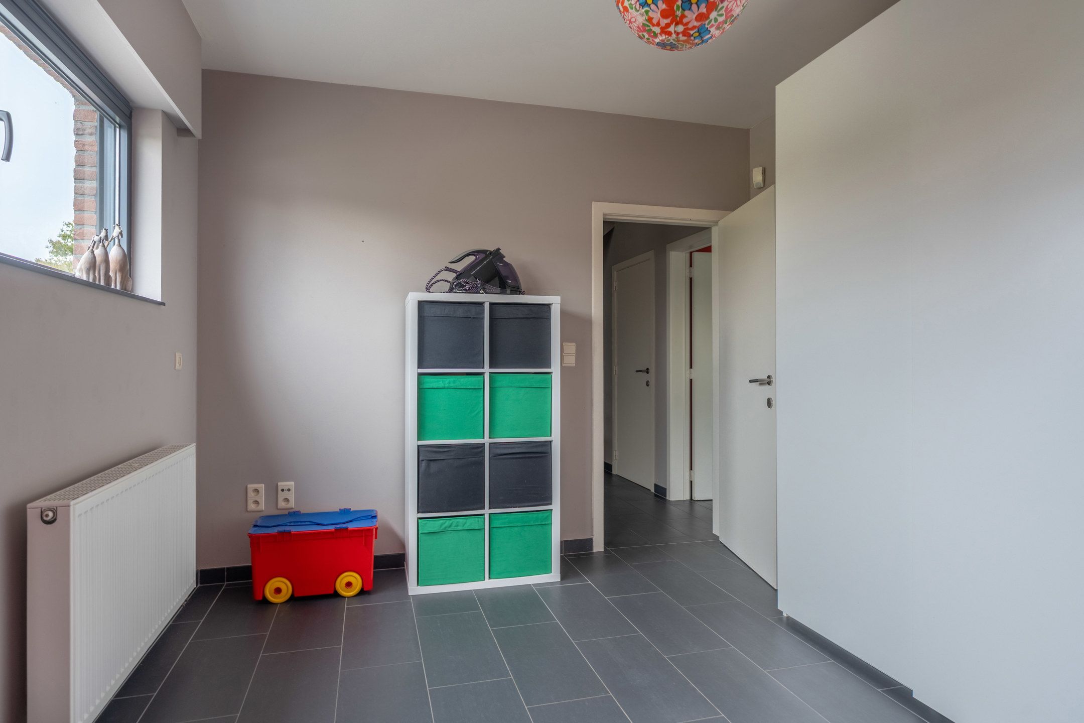 Verrassend ruime gezinswoning met 6 slaapkamers, 2 badkamers en garage. foto 4