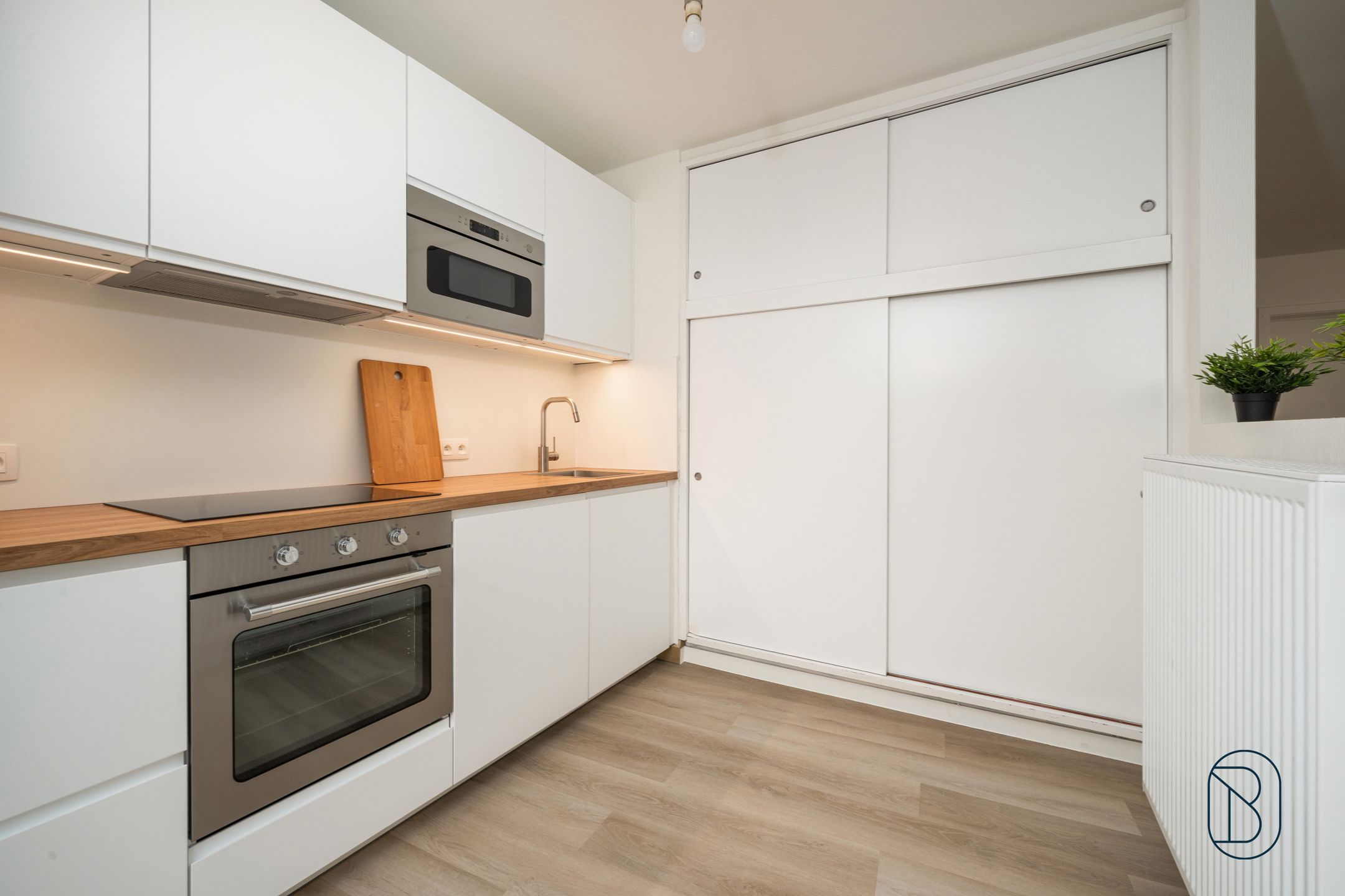Volledig gerenoveerd appartement met 2 slk in Harelbeke foto 6