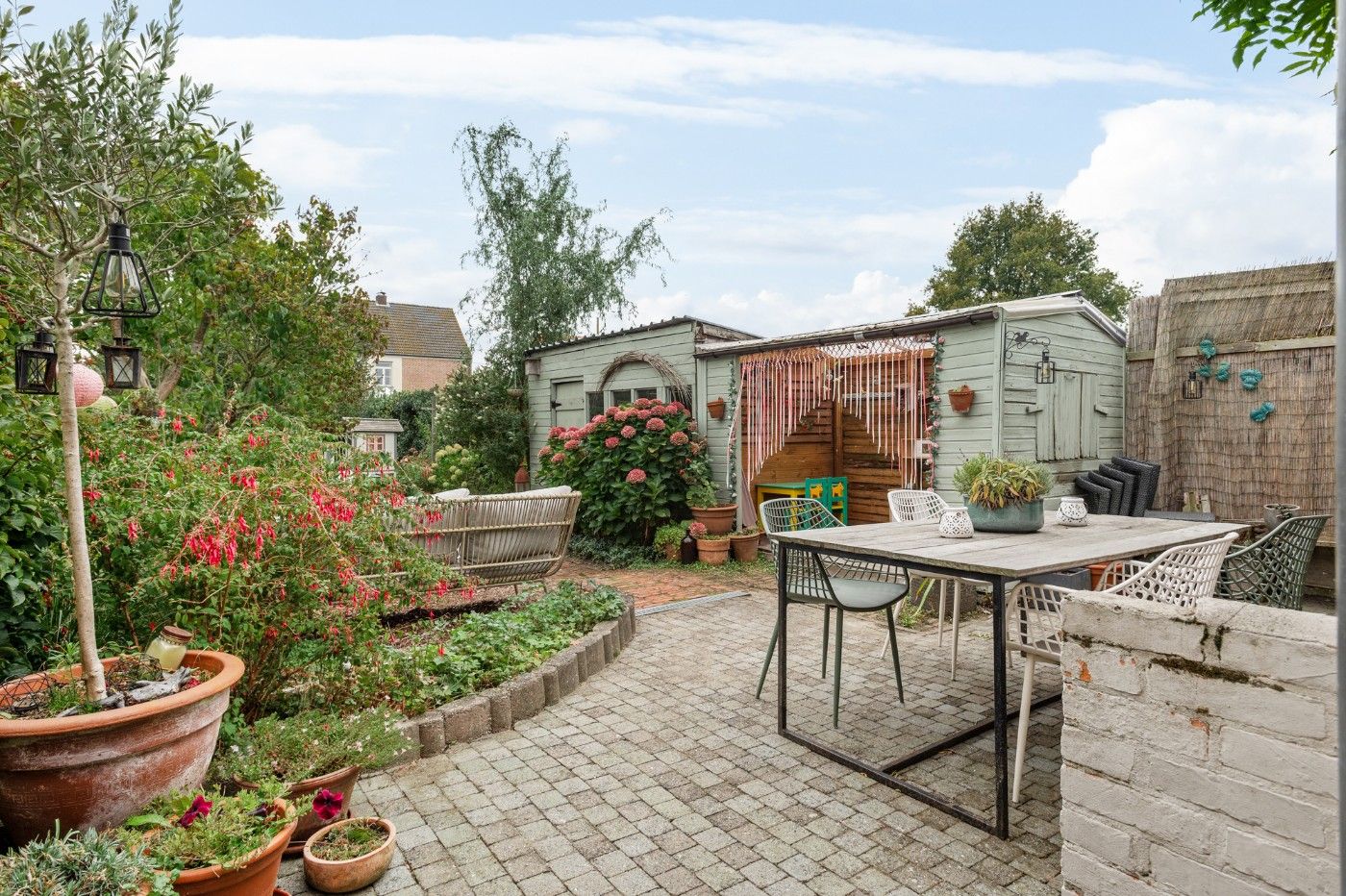 Super charmante, halfopen starterswoning met 2 slpk. en toffe tuin foto 22
