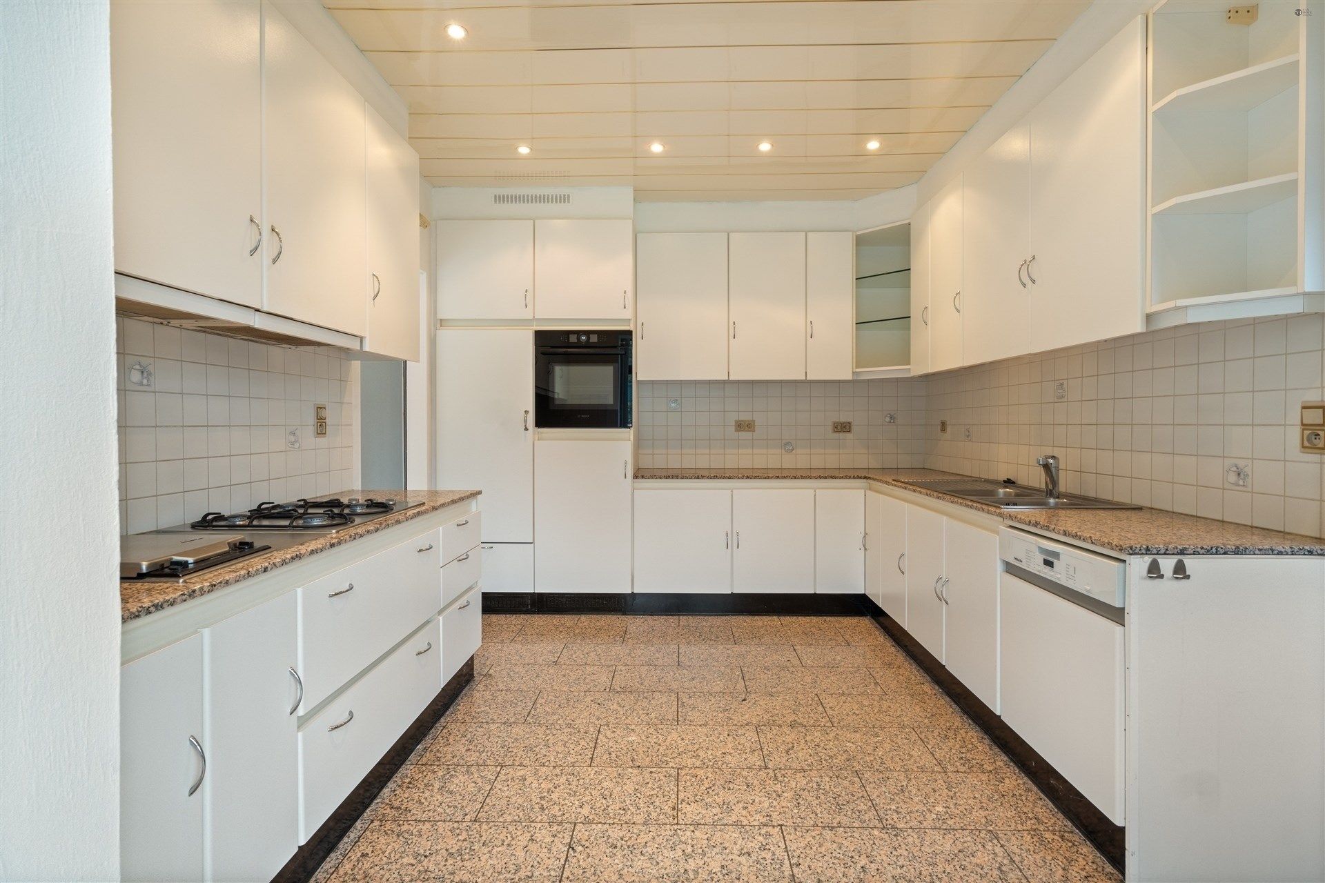 ruim en goed verzorgde woning met grote veranda  foto 5