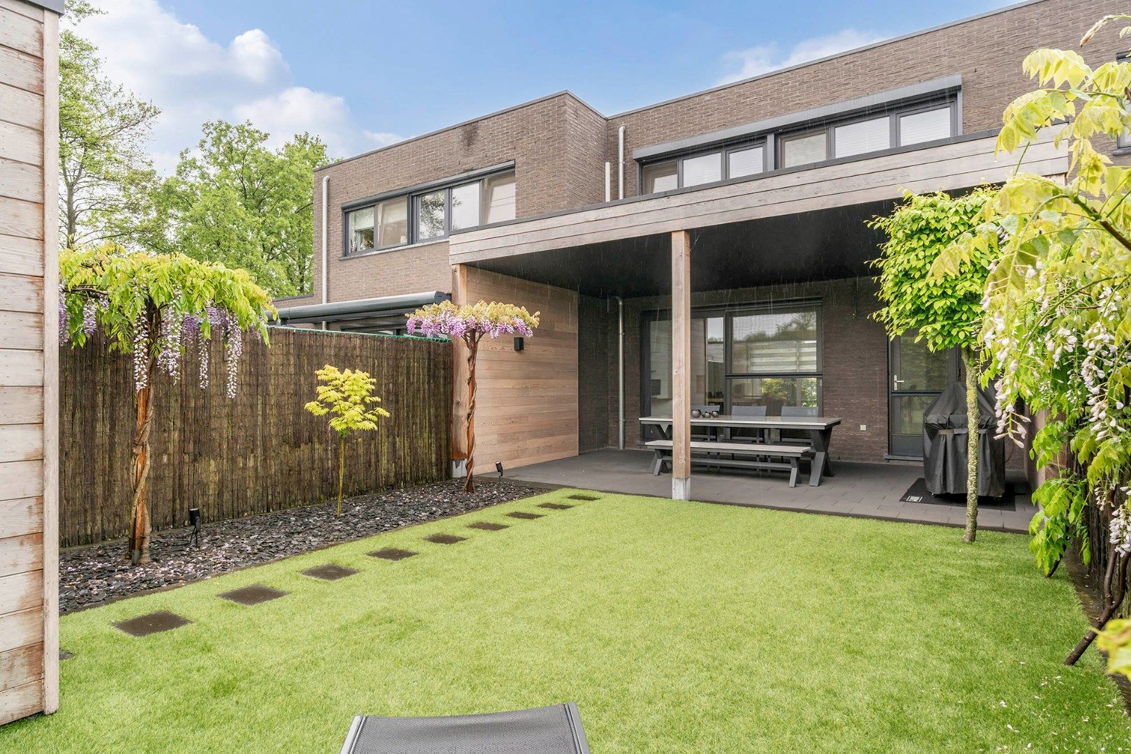 Moderne woning met tuin, terras en 3 slaapkamers in Genk, bouwjaar 2016, EPC-waarde 103 kWh, Carport, zuidwest oriëntatie,  Zonnepanelen en Airco. foto 4