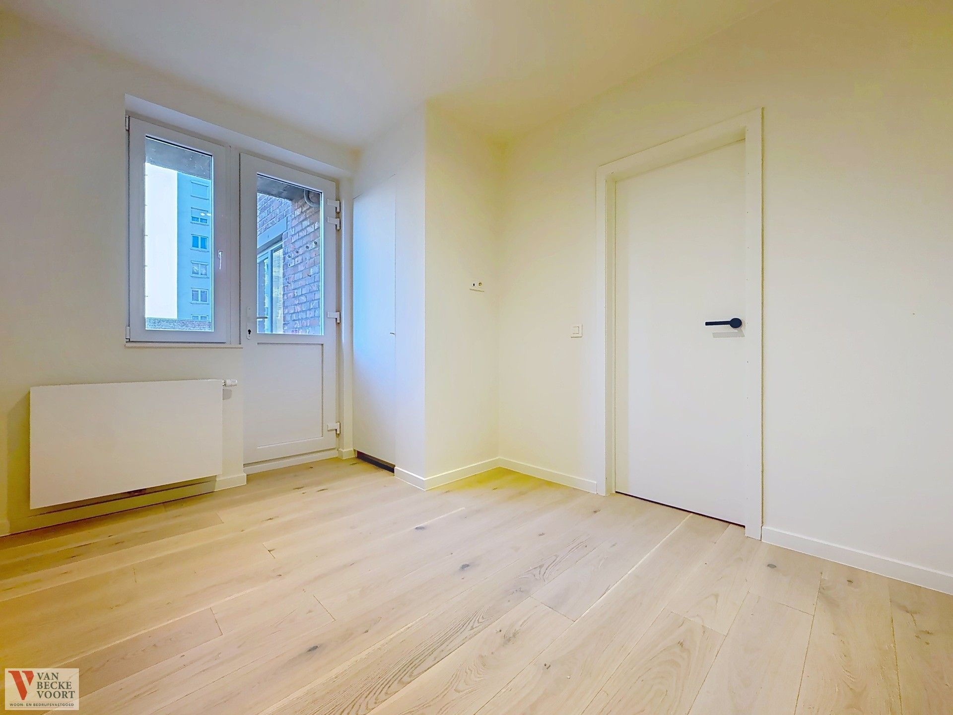 Stijlvol gerenoveerd appartement met 2 slaapkamers en terras foto 14