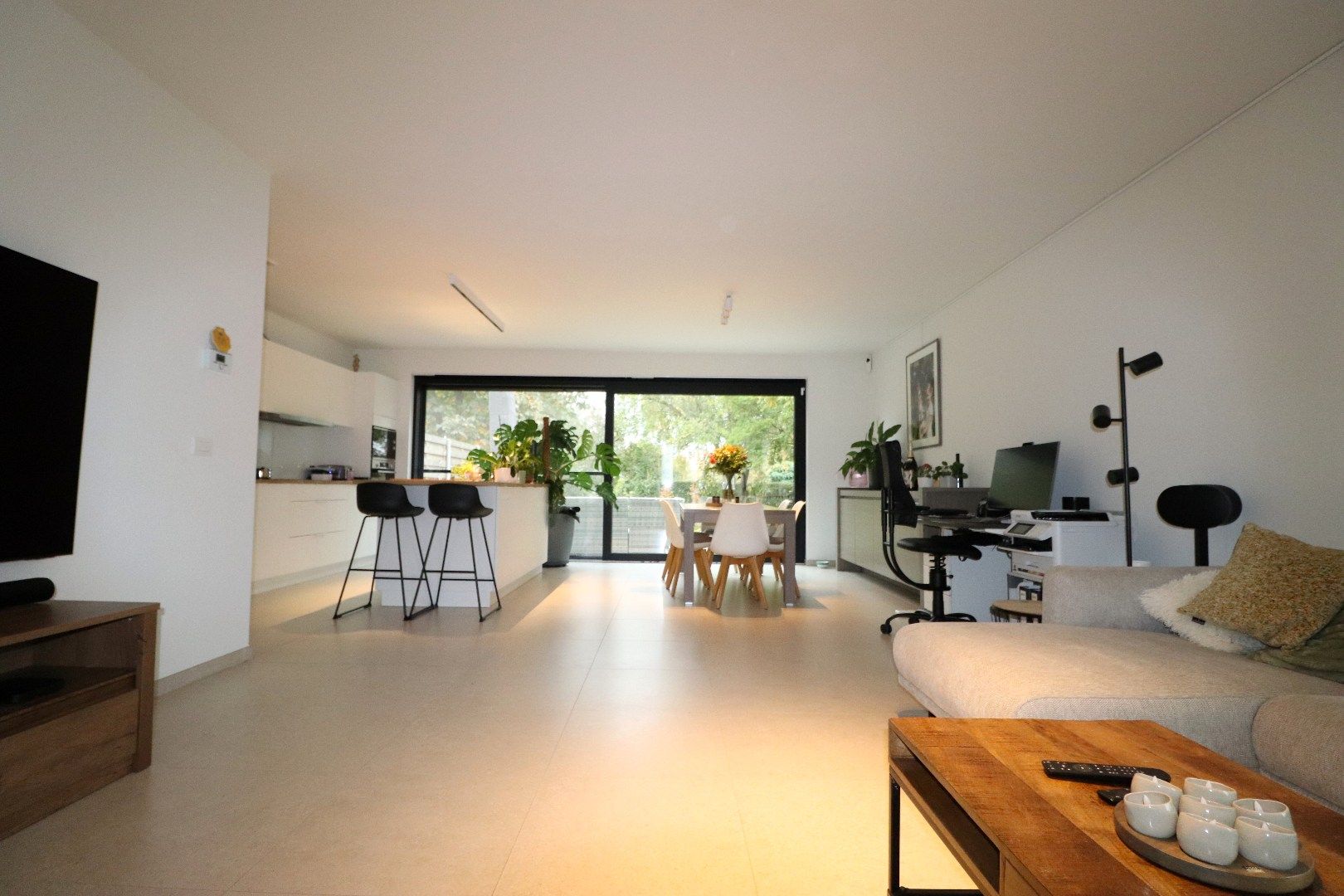 Moderne halfopen bebouwing met carport en tuin foto 3