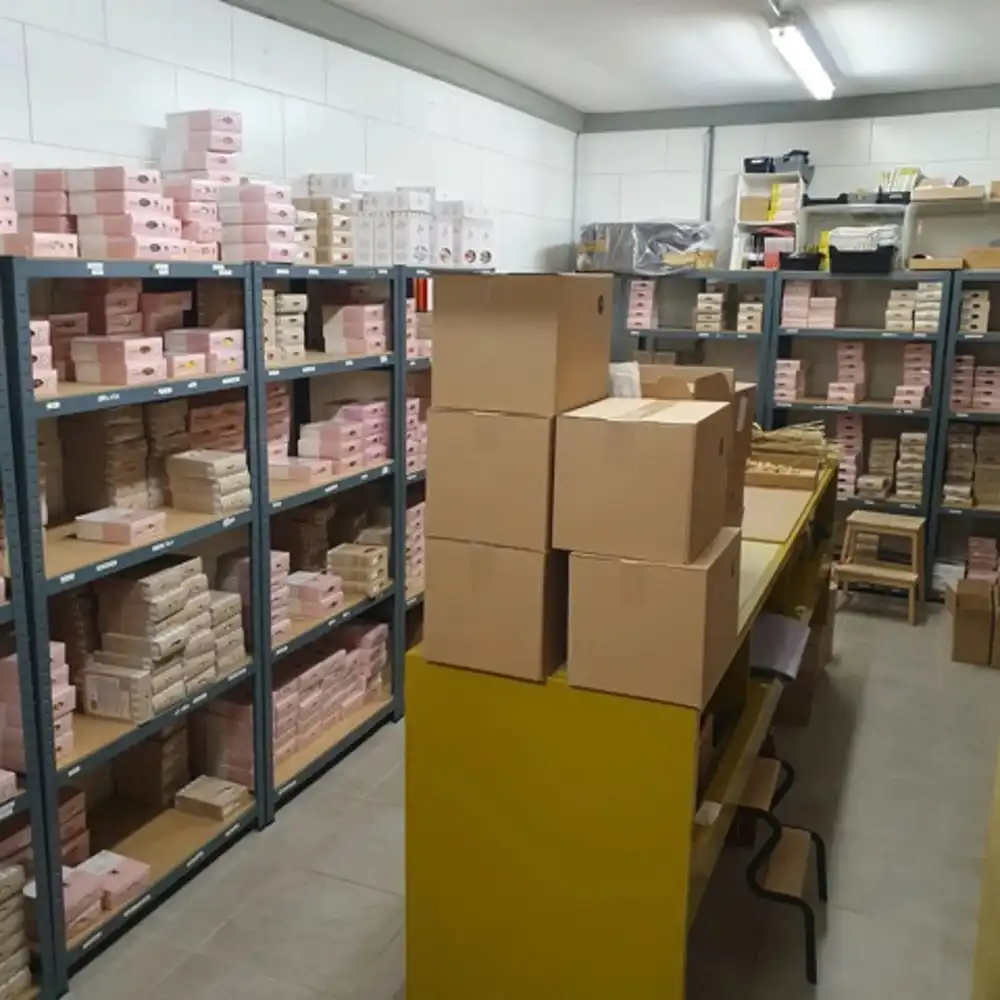 VEELZIJDIGE HANDELSRUIMTE TE DIEST! foto 14