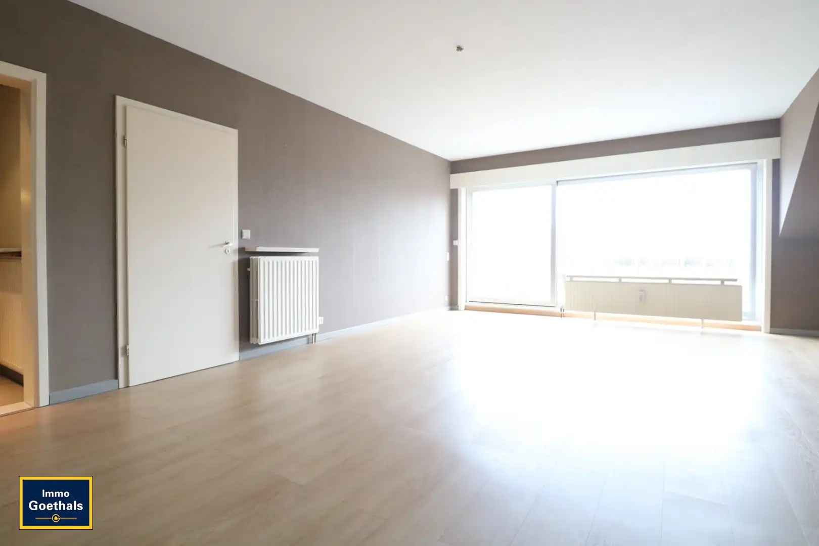 CENTRAAL GELEGEN APPARTEMENT MET GROOT TERRAS IN GARAGE. foto 5