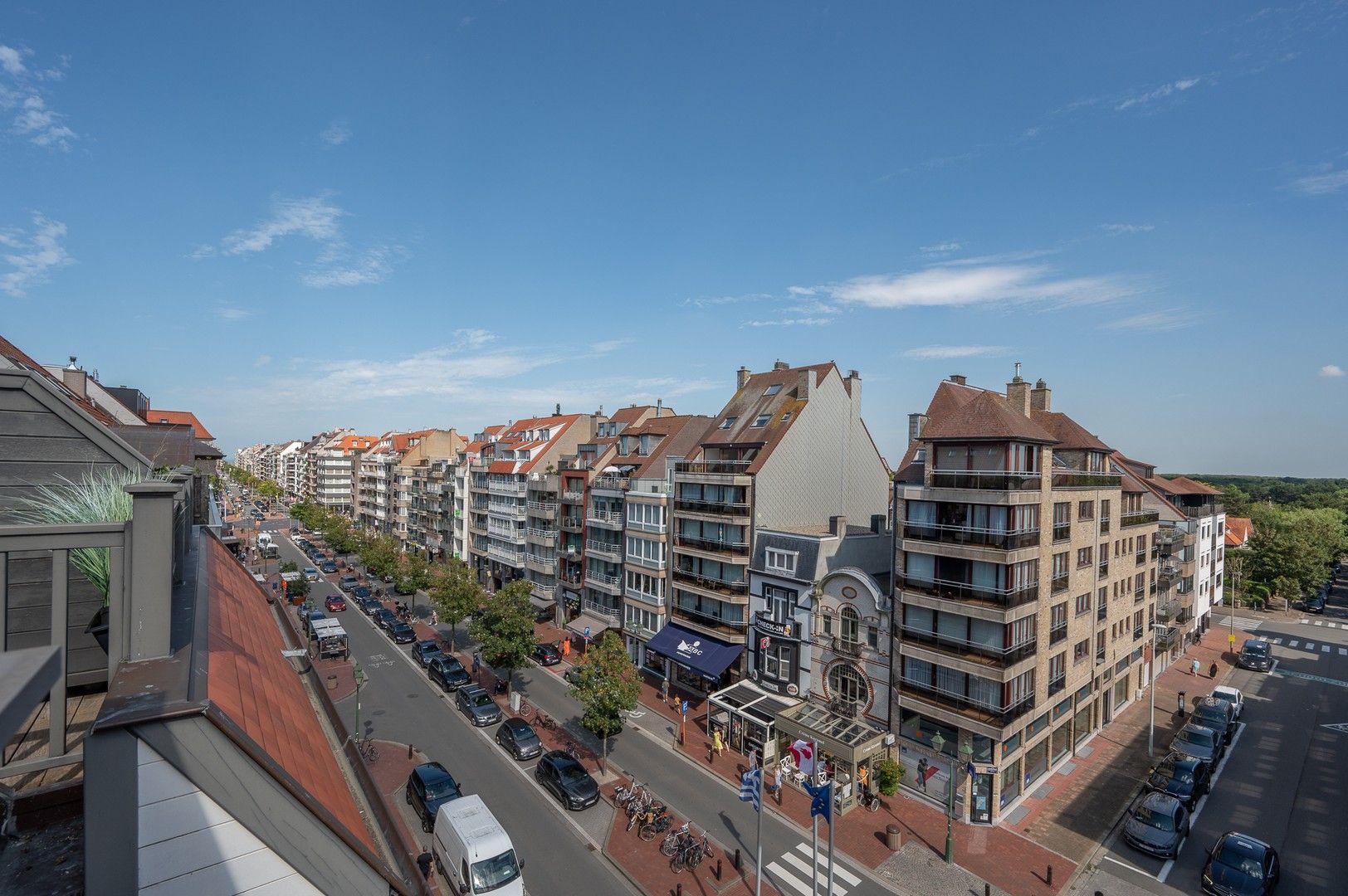 Zonnige penthouse met 3 slaapkamers centraal gelegen in Knokke aan de winkels en vlakbij de zee. foto 9