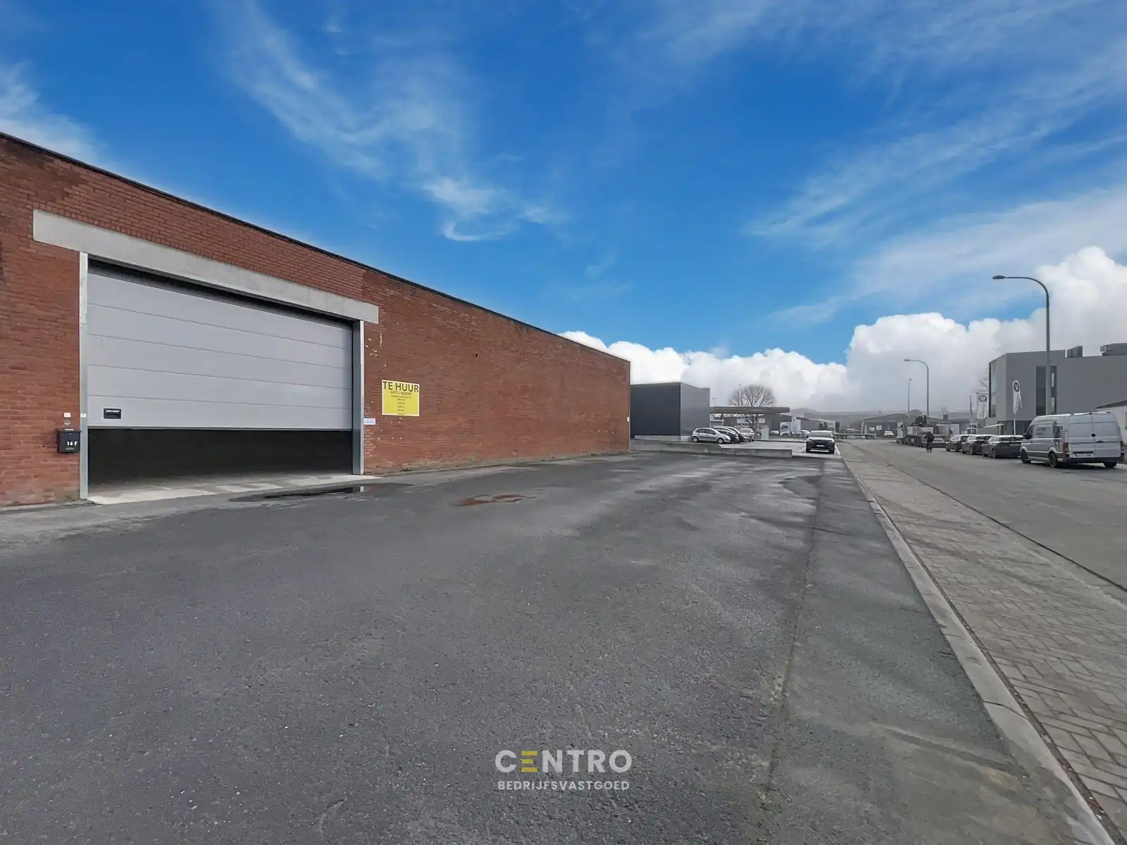 Magazijn van 2.400 m², extra parking en geïntegreerde kantoorruimte in nabijheid van vele baanwinkels vlak bij de RING van Poperinge ! foto {{pictureIndex}}